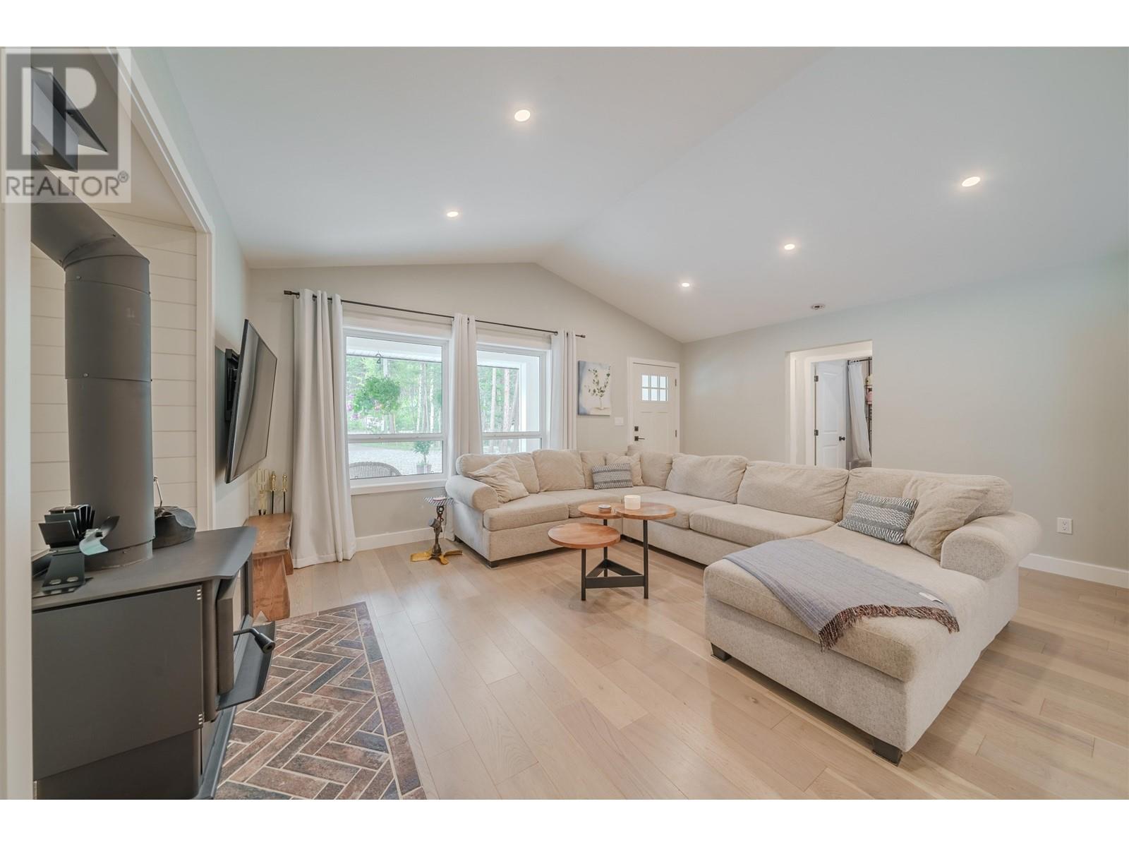 4878 Gloinnzun Drive, 108 Mile Ranch, British Columbia  V0K 2Z0 - Photo 4 - R2971172