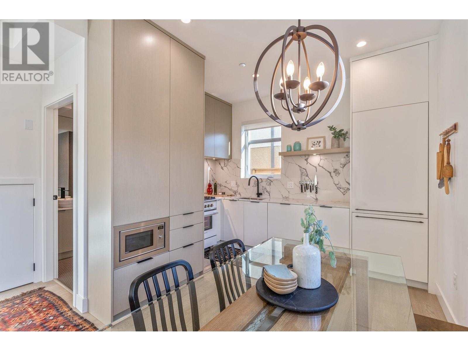 Listing Picture 2 of 25 : 3188 INVERNESS STREET, Vancouver / 溫哥華 - 魯藝地產 Yvonne Lu Group - MLS Medallion Club Member