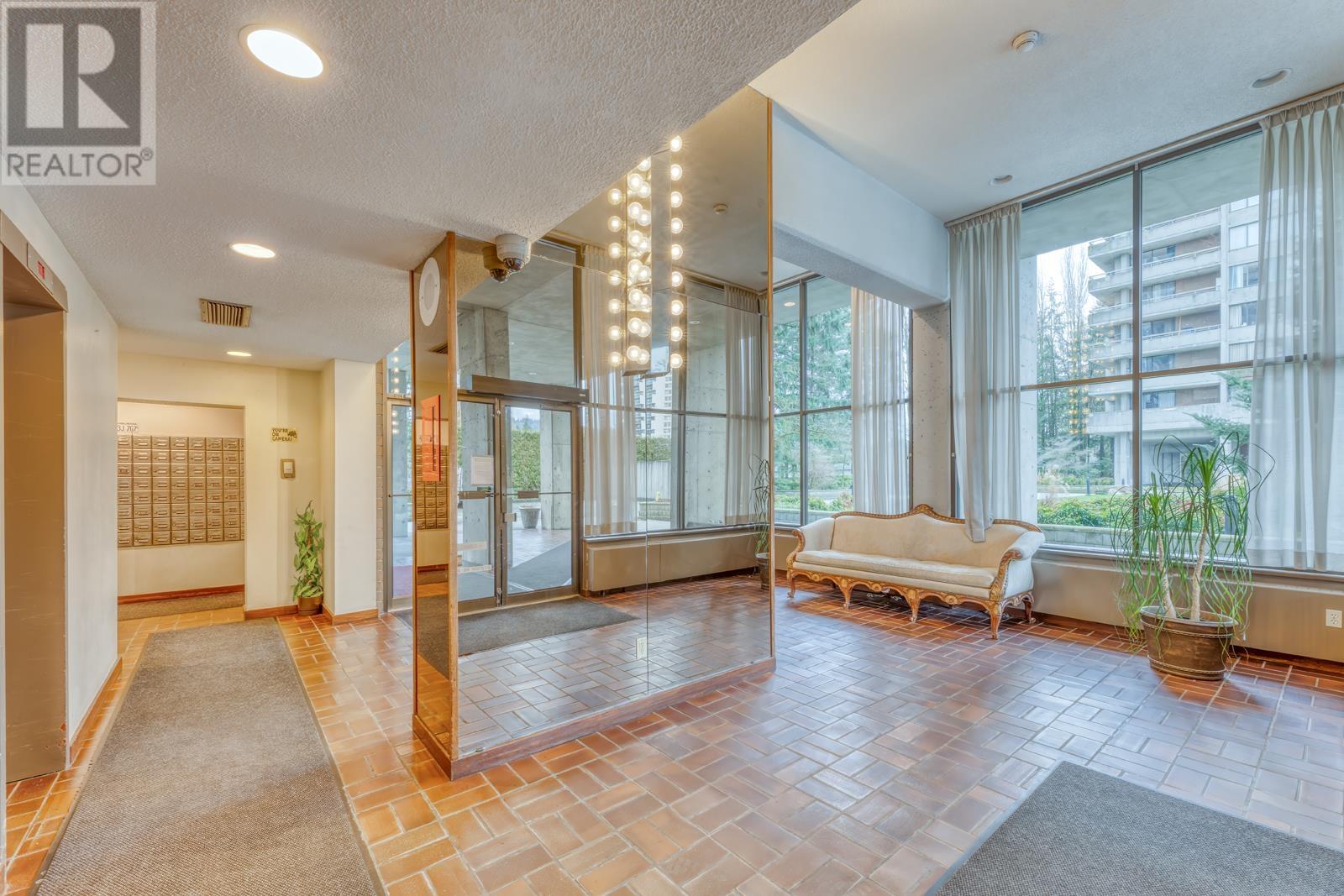 Listing Picture 2 of 40 : 2304 3755 BARTLETT COURT, Burnaby / 本拿比 - 魯藝地產 Yvonne Lu Group - MLS Medallion Club Member