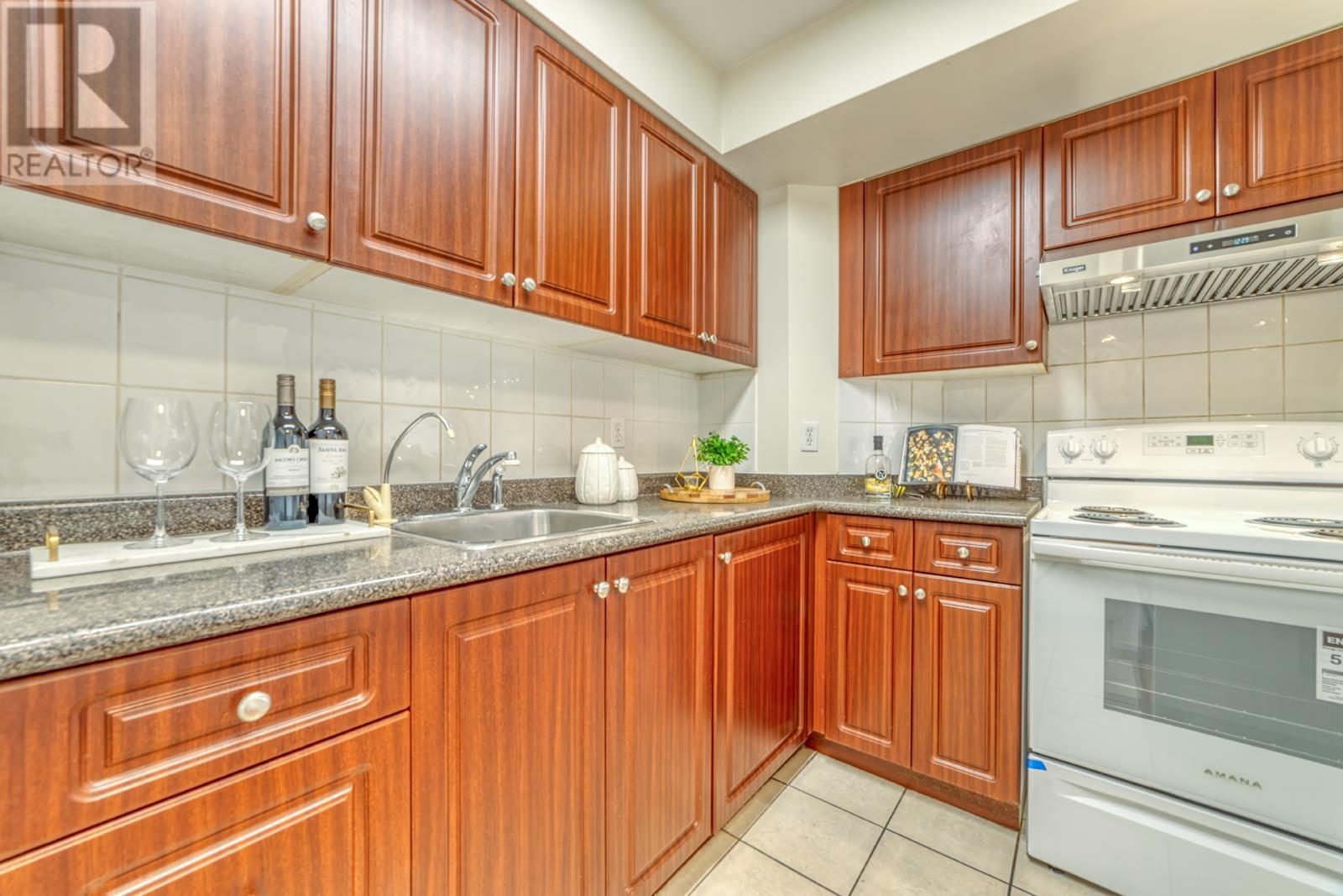 Listing Picture 4 of 40 : 2304 3755 BARTLETT COURT, Burnaby / 本拿比 - 魯藝地產 Yvonne Lu Group - MLS Medallion Club Member