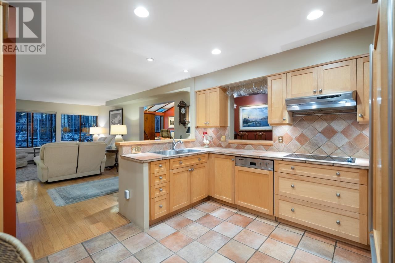 Listing Picture 12 of 40 : 1042 IRONWORK PASSAGE, Vancouver / 溫哥華 - 魯藝地產 Yvonne Lu Group - MLS Medallion Club Member