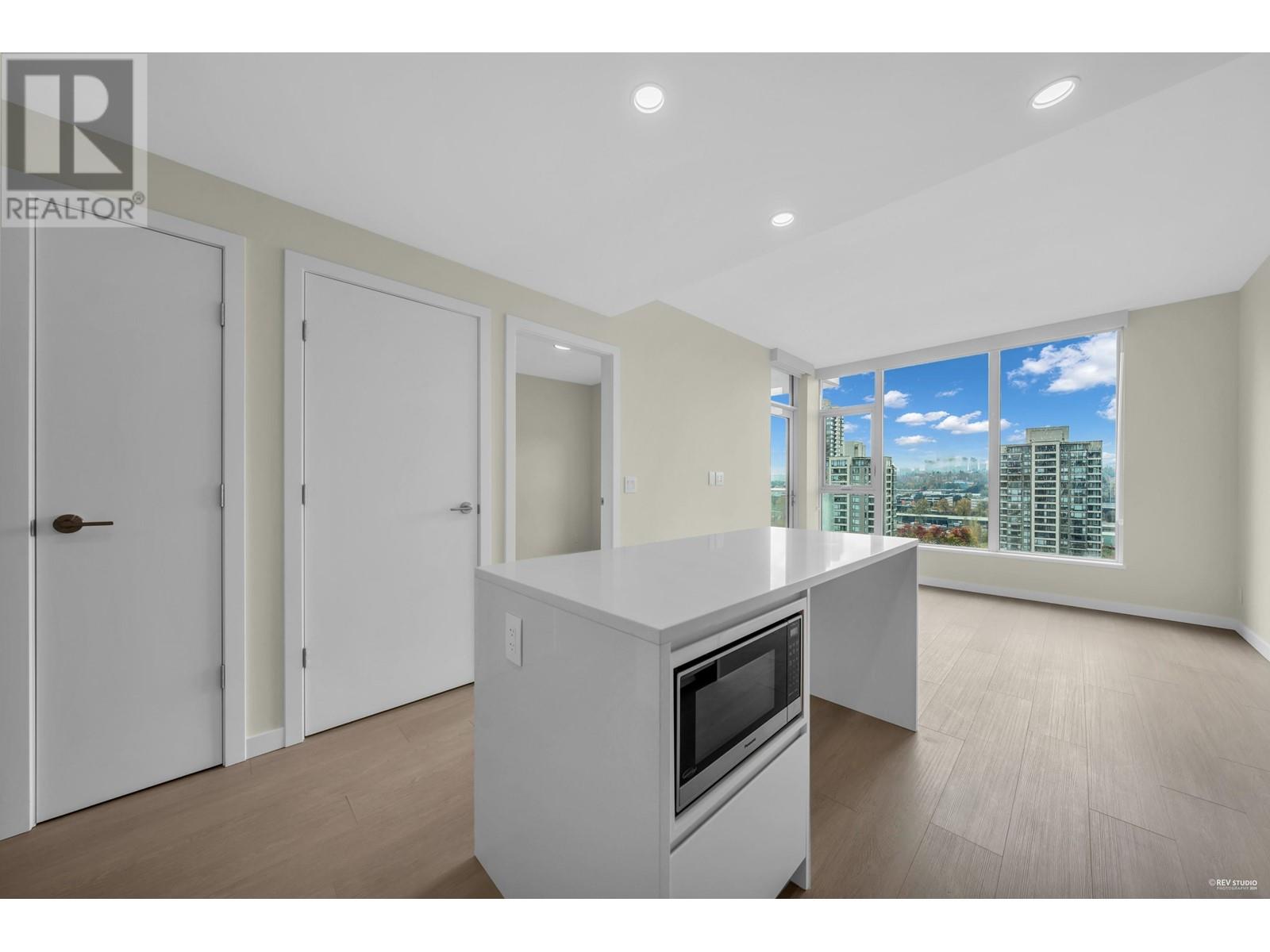 Listing Picture 2 of 22 : 1111 4168 LOUGHEED HIGHWAY, Burnaby / 本拿比 - 魯藝地產 Yvonne Lu Group - MLS Medallion Club Member