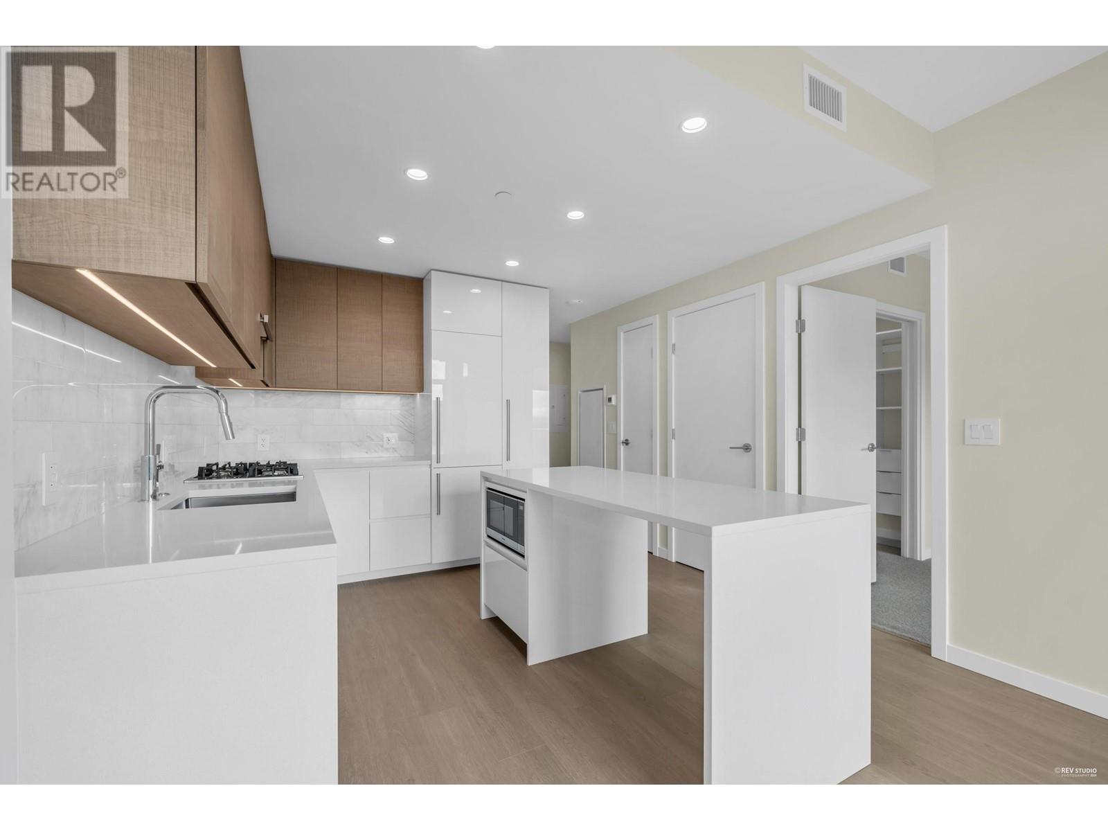 Listing Picture 6 of 22 : 1111 4168 LOUGHEED HIGHWAY, Burnaby / 本拿比 - 魯藝地產 Yvonne Lu Group - MLS Medallion Club Member