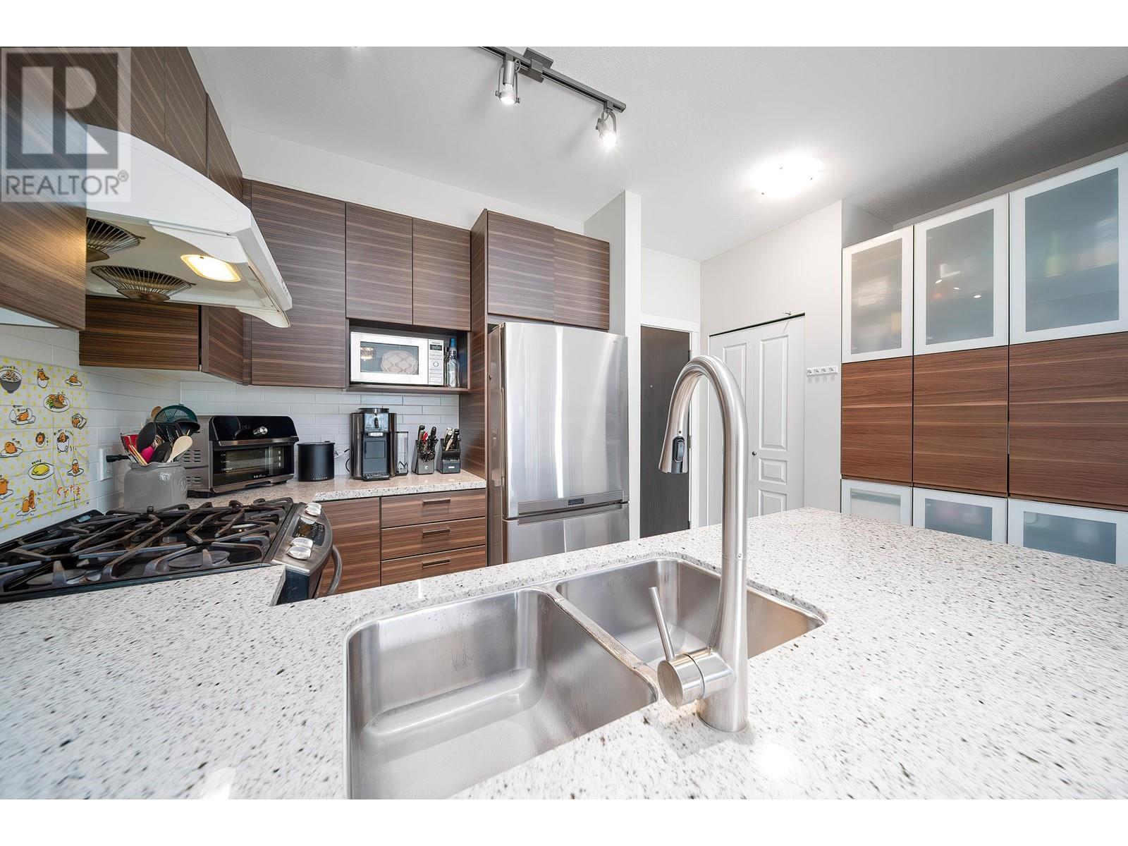 Listing Picture 5 of 30 : 317 9388 MCKIM WAY, Richmond / 烈治文 - 魯藝地產 Yvonne Lu Group - MLS Medallion Club Member