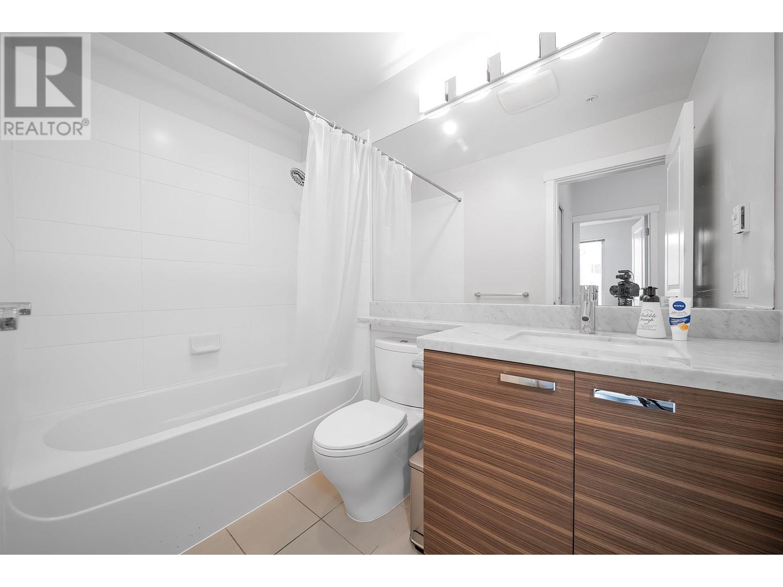 Listing Picture 19 of 30 : 317 9388 MCKIM WAY, Richmond / 烈治文 - 魯藝地產 Yvonne Lu Group - MLS Medallion Club Member