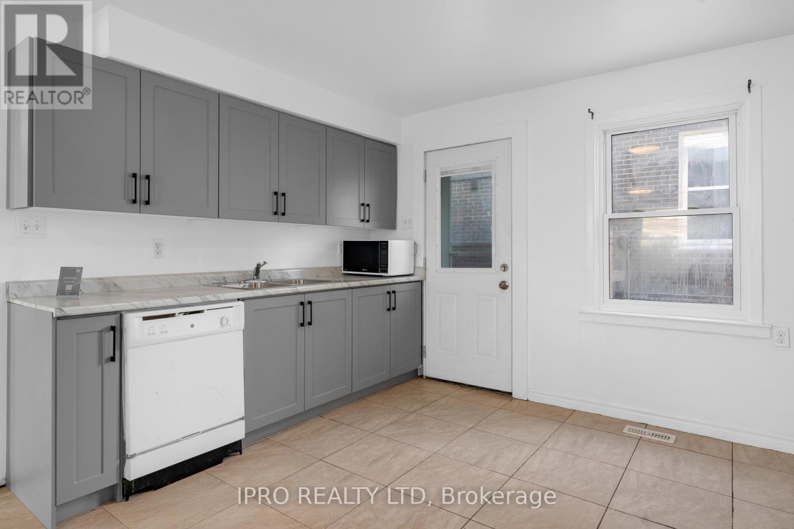 Photo 17 of 30 for 713 Adelaide Street N