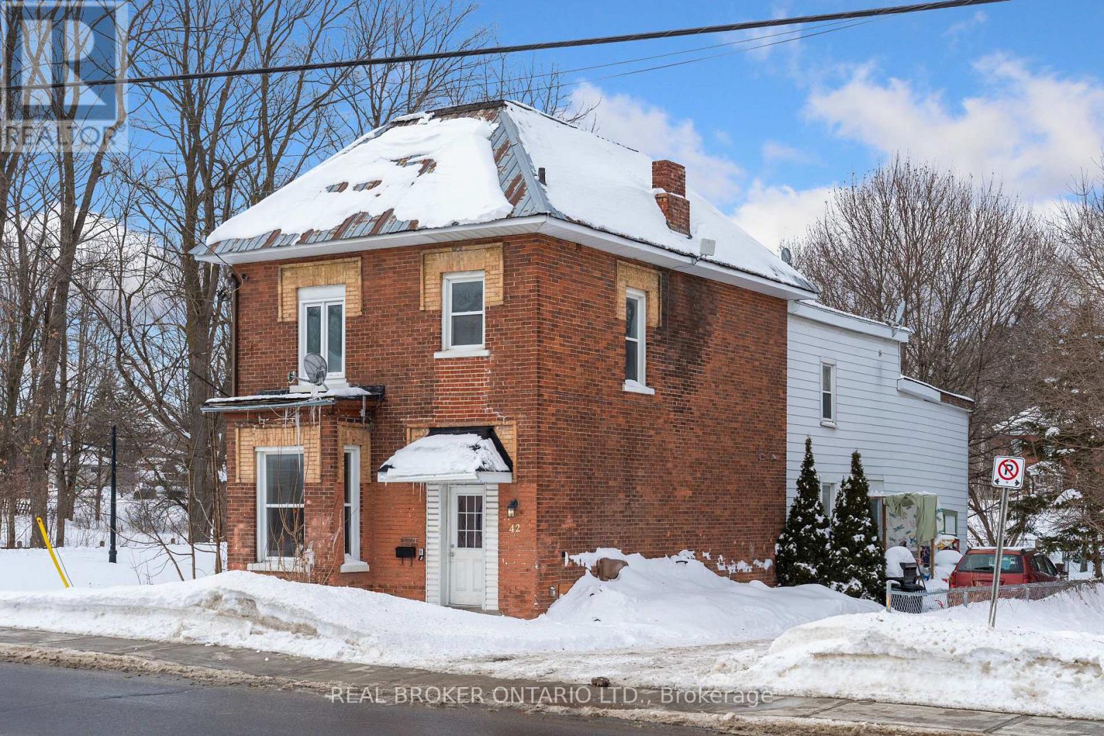 Property at 42 DANIEL STREET N image 1