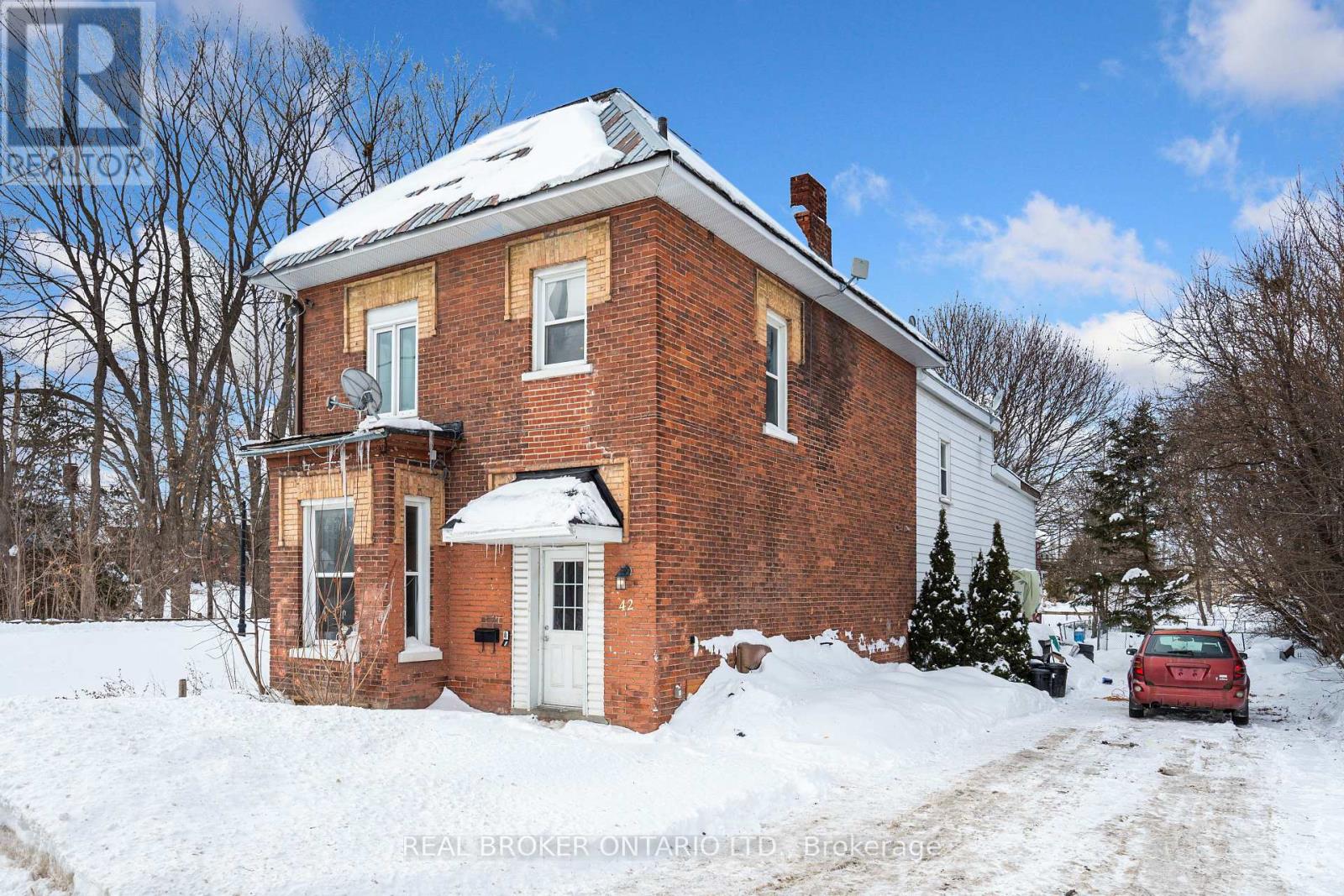 Property at 42 DANIEL STREET N image 3