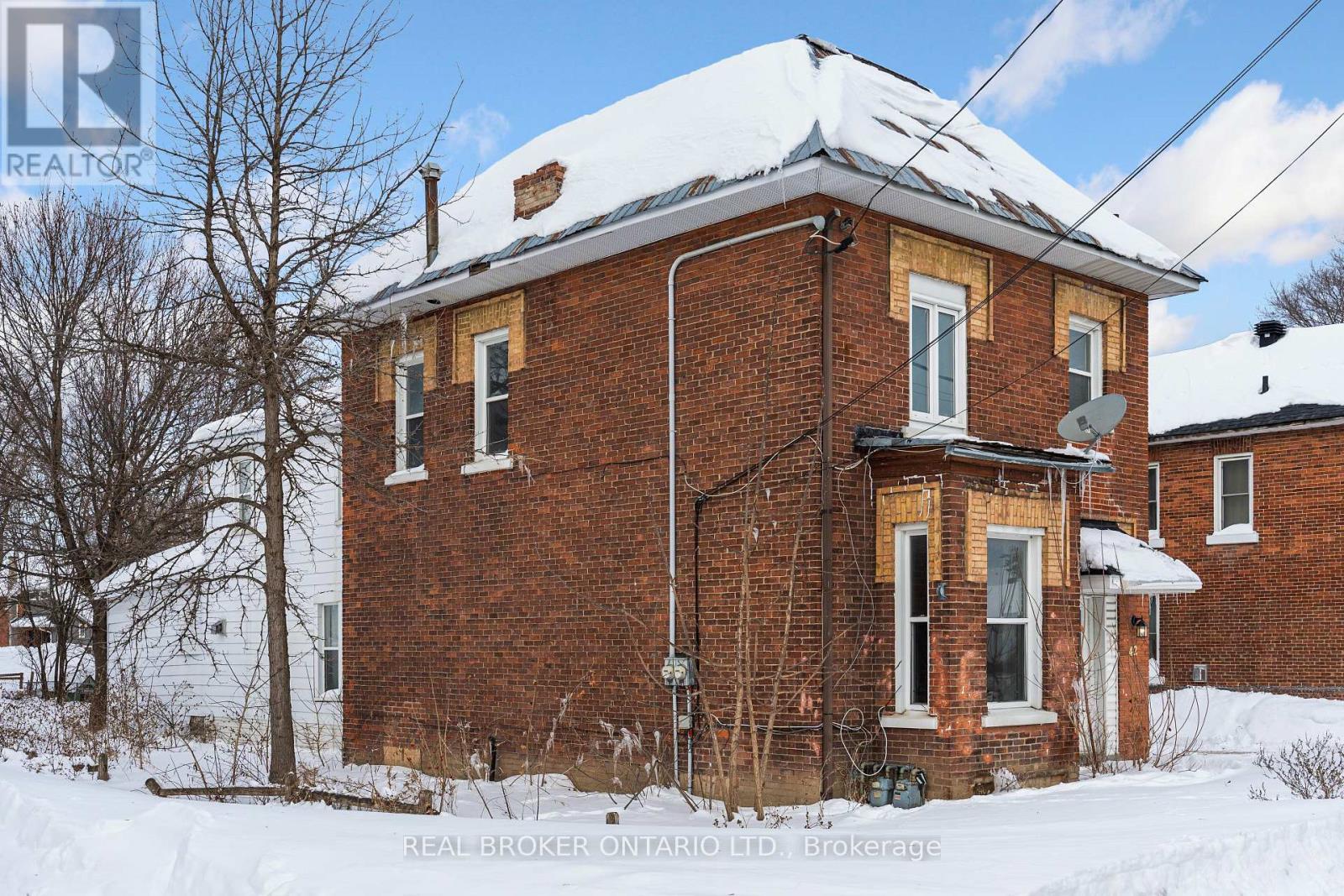 Property at 42 DANIEL STREET N image 4