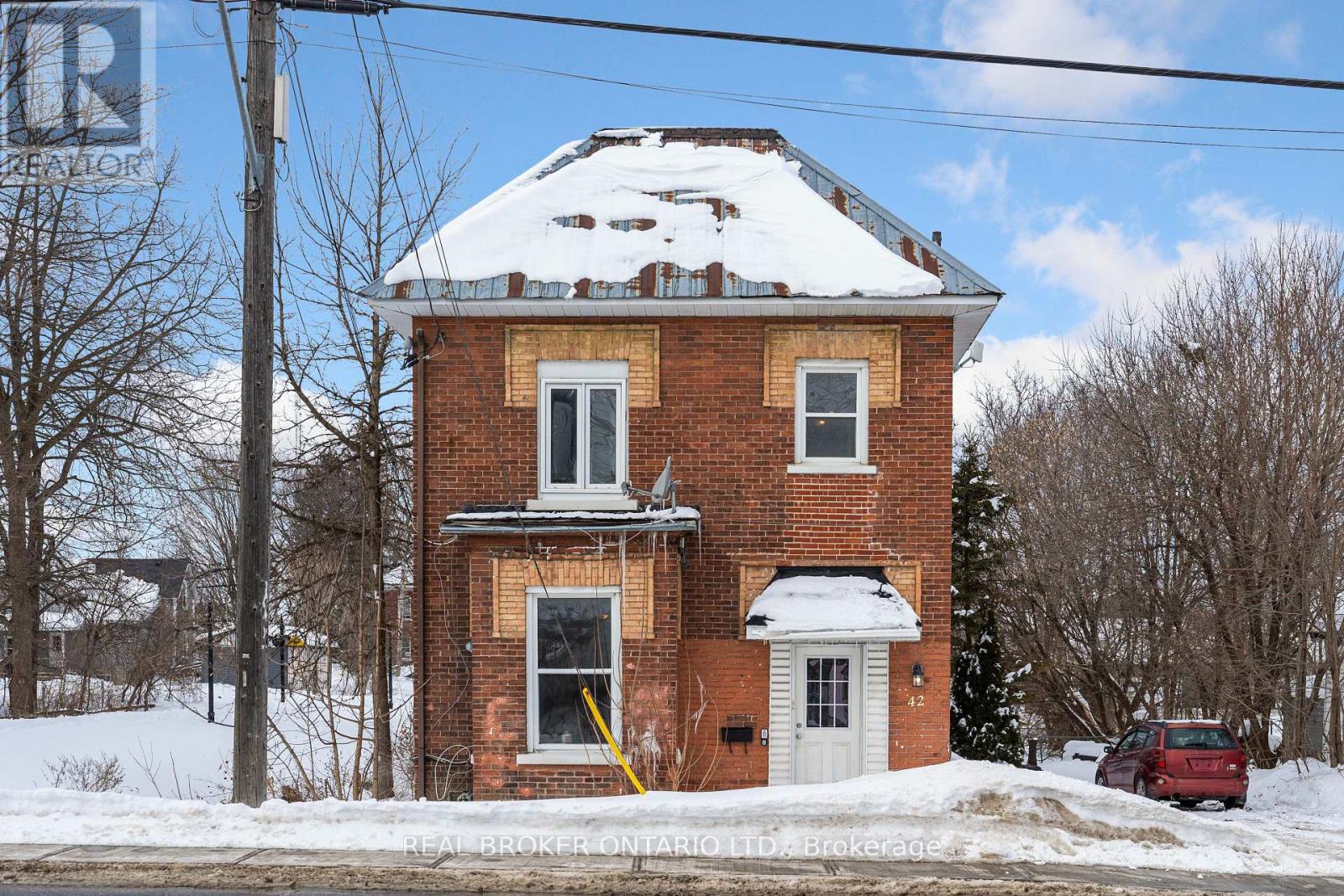 Property at 42 DANIEL STREET N image 5