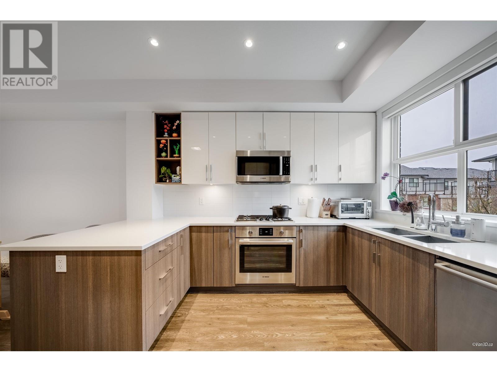 Listing Picture 15 of 28 : 27 7039 MACPHERSON AVENUE, Burnaby / 本拿比 - 魯藝地產 Yvonne Lu Group - MLS Medallion Club Member