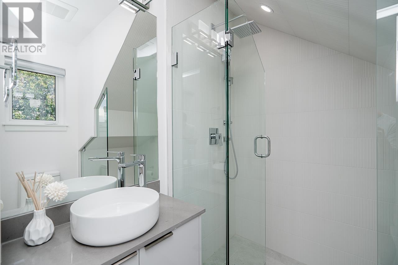 Listing Picture 11 of 13 : 2 1936 E 36TH AVENUE, Vancouver / 溫哥華 - 魯藝地產 Yvonne Lu Group - MLS Medallion Club Member