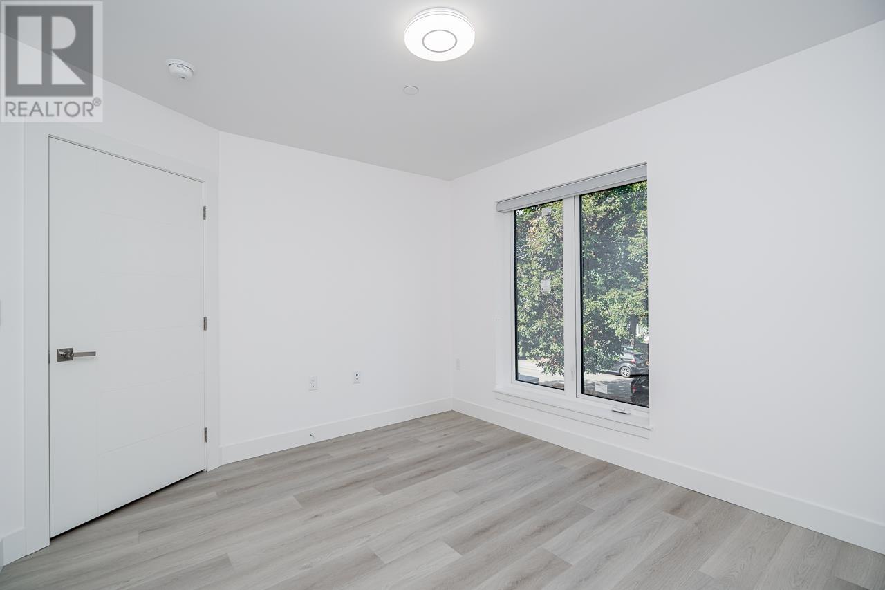 Listing Picture 8 of 13 : 2 1936 E 36TH AVENUE, Vancouver / 溫哥華 - 魯藝地產 Yvonne Lu Group - MLS Medallion Club Member