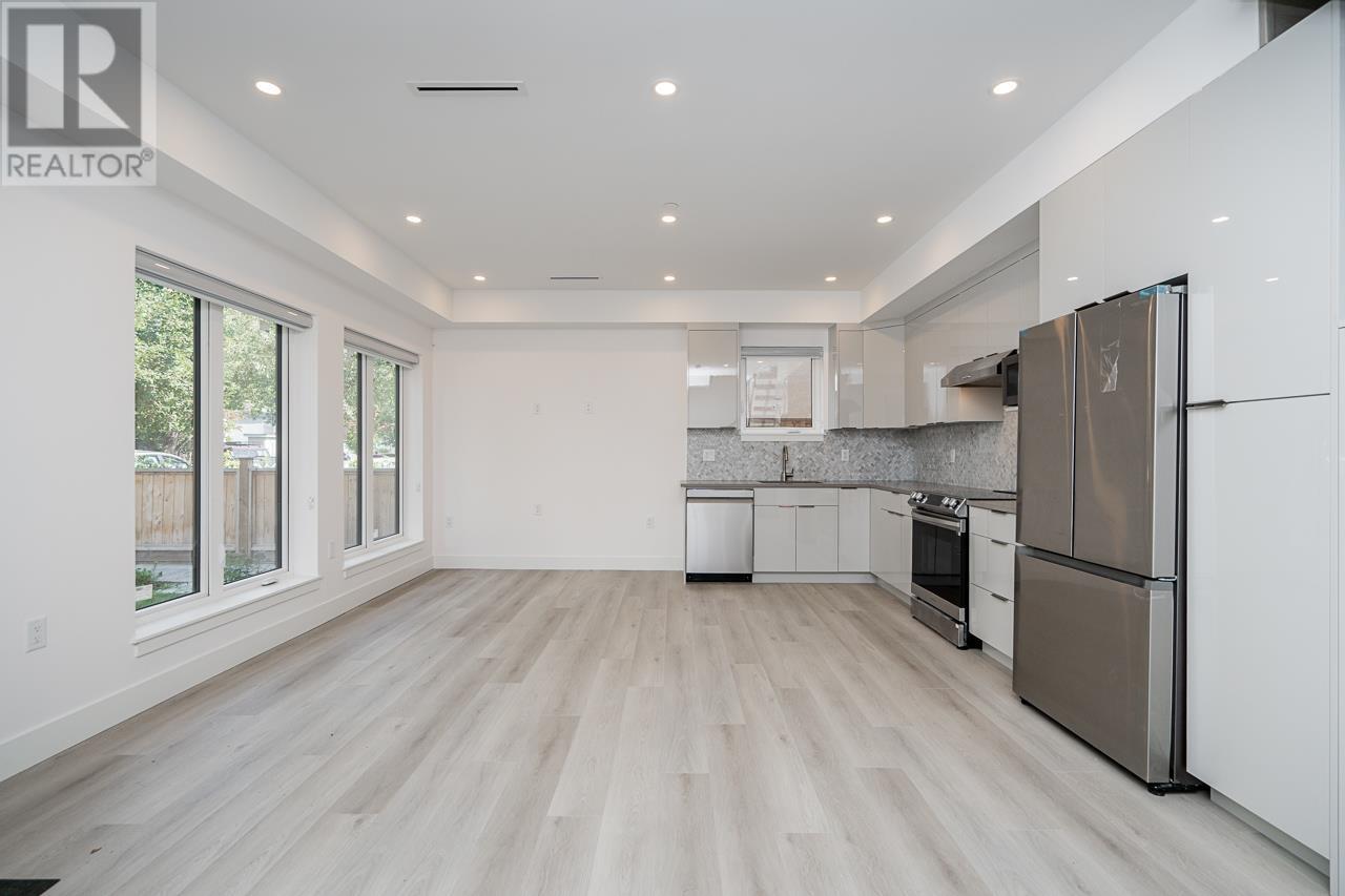 Listing Picture 3 of 13 : 2 1936 E 36TH AVENUE, Vancouver / 溫哥華 - 魯藝地產 Yvonne Lu Group - MLS Medallion Club Member