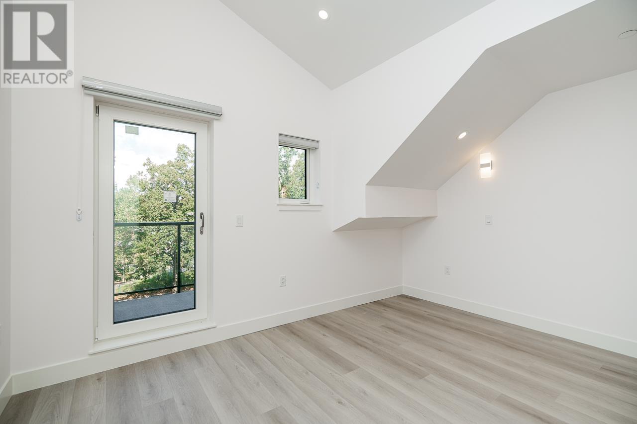 Listing Picture 10 of 13 : 2 1936 E 36TH AVENUE, Vancouver / 溫哥華 - 魯藝地產 Yvonne Lu Group - MLS Medallion Club Member