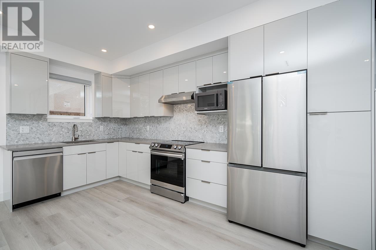 Listing Picture 4 of 13 : 2 1936 E 36TH AVENUE, Vancouver / 溫哥華 - 魯藝地產 Yvonne Lu Group - MLS Medallion Club Member