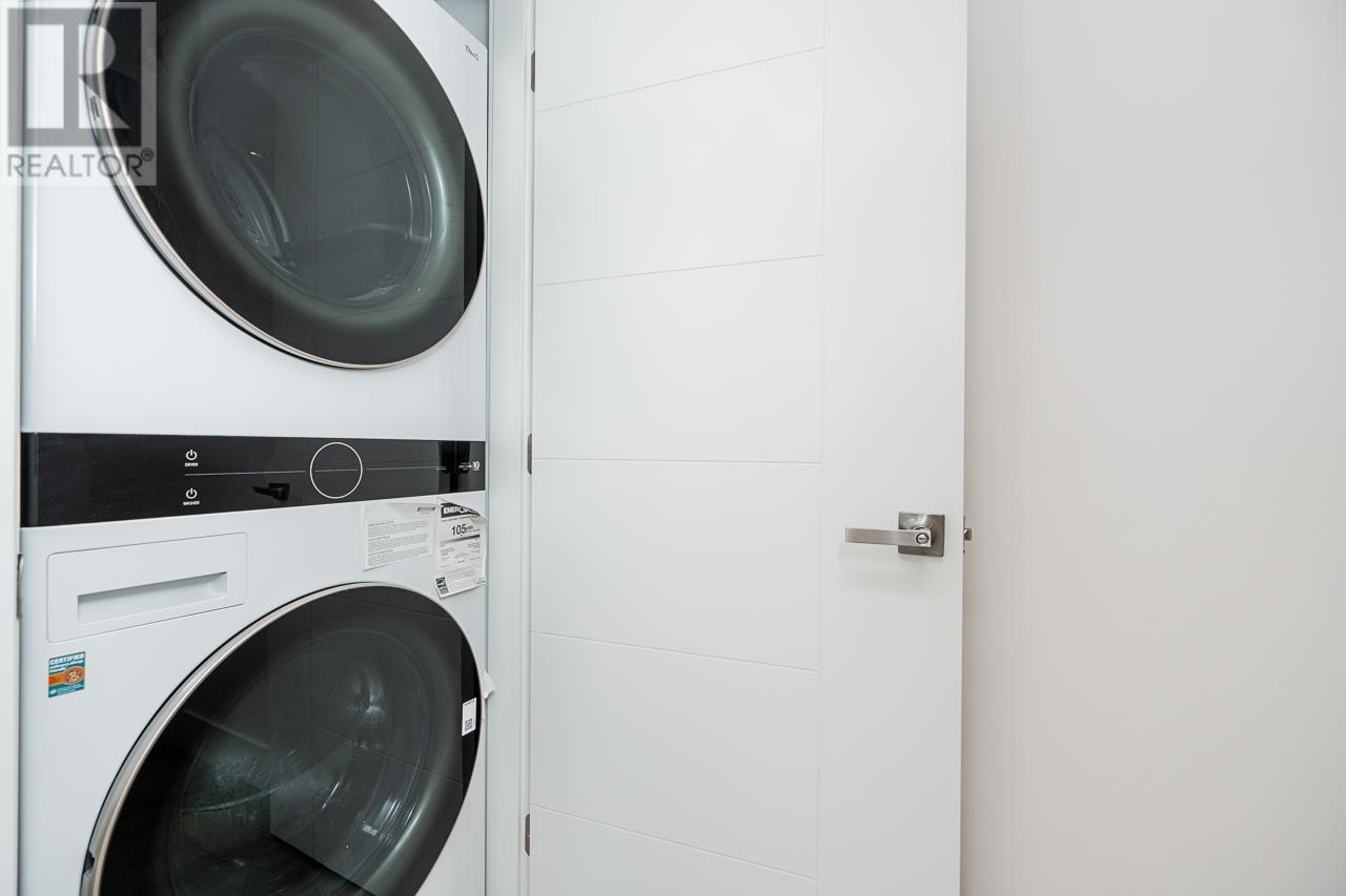 Listing Picture 12 of 13 : 2 1936 E 36TH AVENUE, Vancouver / 溫哥華 - 魯藝地產 Yvonne Lu Group - MLS Medallion Club Member