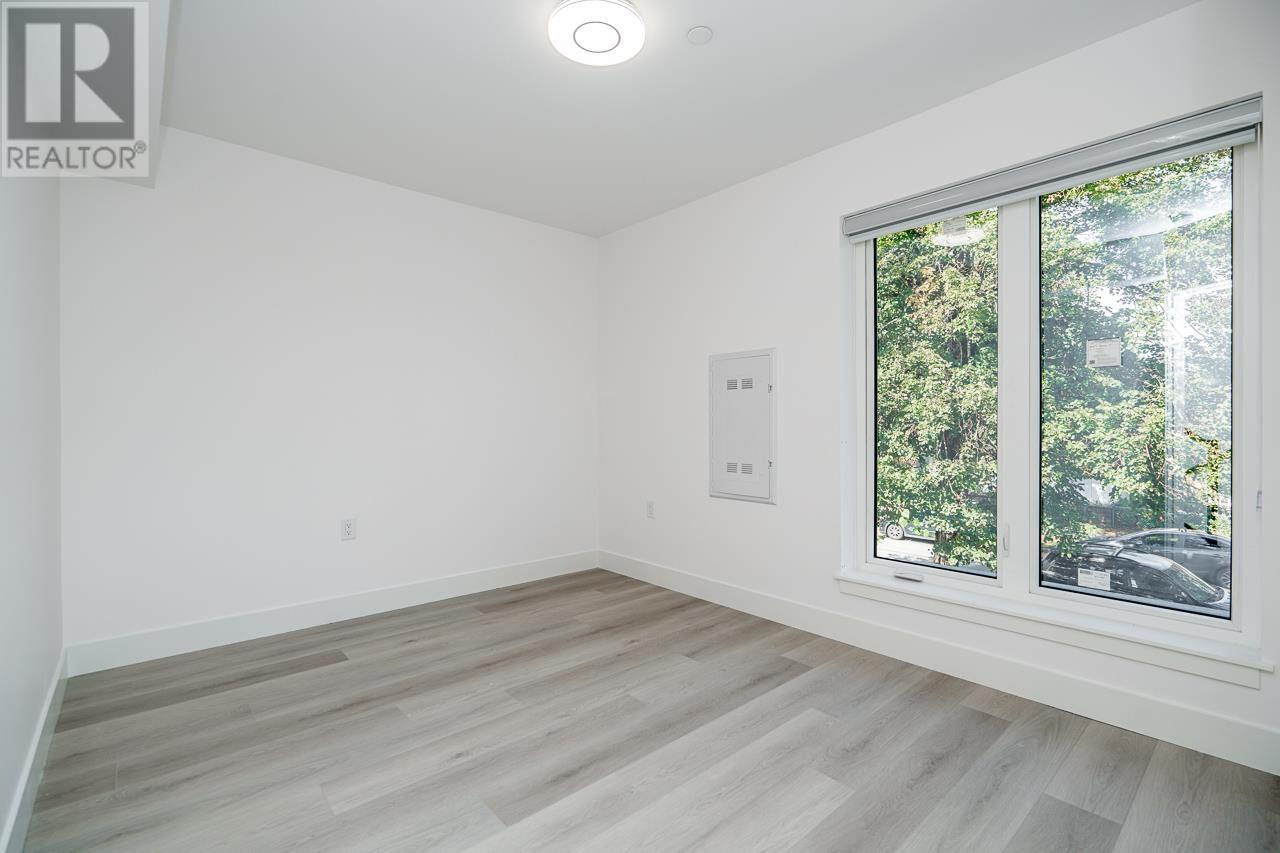 Listing Picture 7 of 13 : 2 1936 E 36TH AVENUE, Vancouver / 溫哥華 - 魯藝地產 Yvonne Lu Group - MLS Medallion Club Member