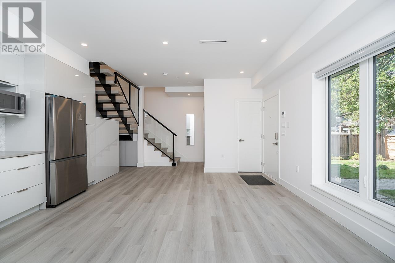 Listing Picture 5 of 13 : 2 1936 E 36TH AVENUE, Vancouver / 溫哥華 - 魯藝地產 Yvonne Lu Group - MLS Medallion Club Member