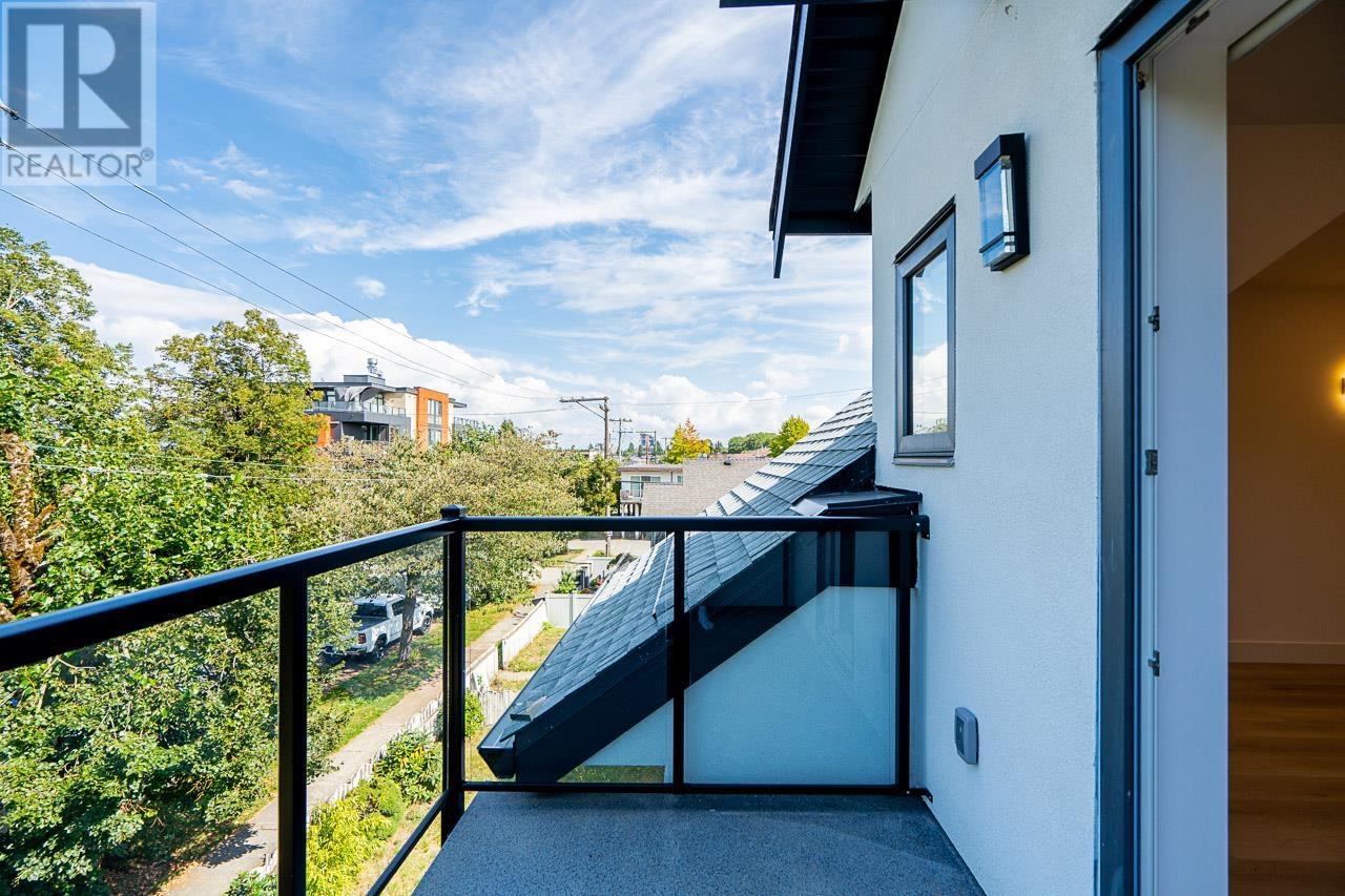 Listing Picture 13 of 13 : 2 1936 E 36TH AVENUE, Vancouver / 溫哥華 - 魯藝地產 Yvonne Lu Group - MLS Medallion Club Member