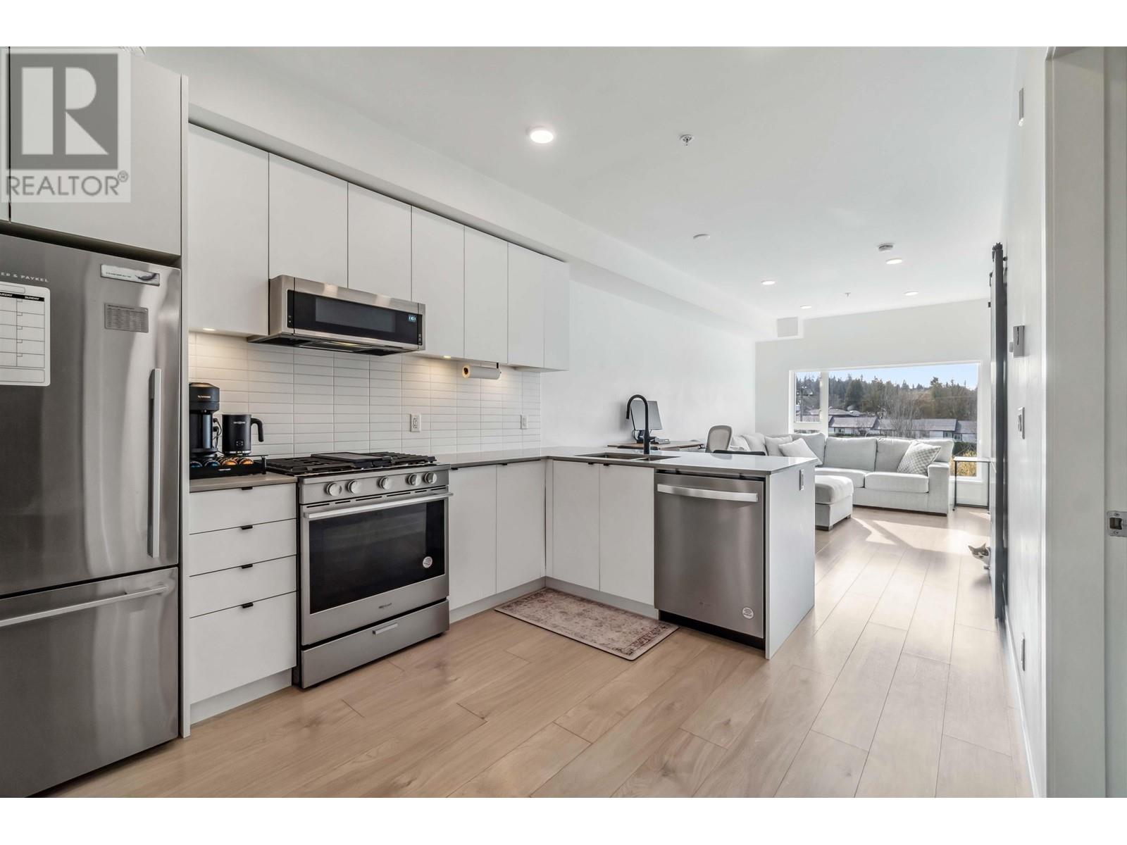 303 2345 Rindall Avenue, Port Coquitlam, British Columbia  V3C 1V3 - Photo 1 - R2971297