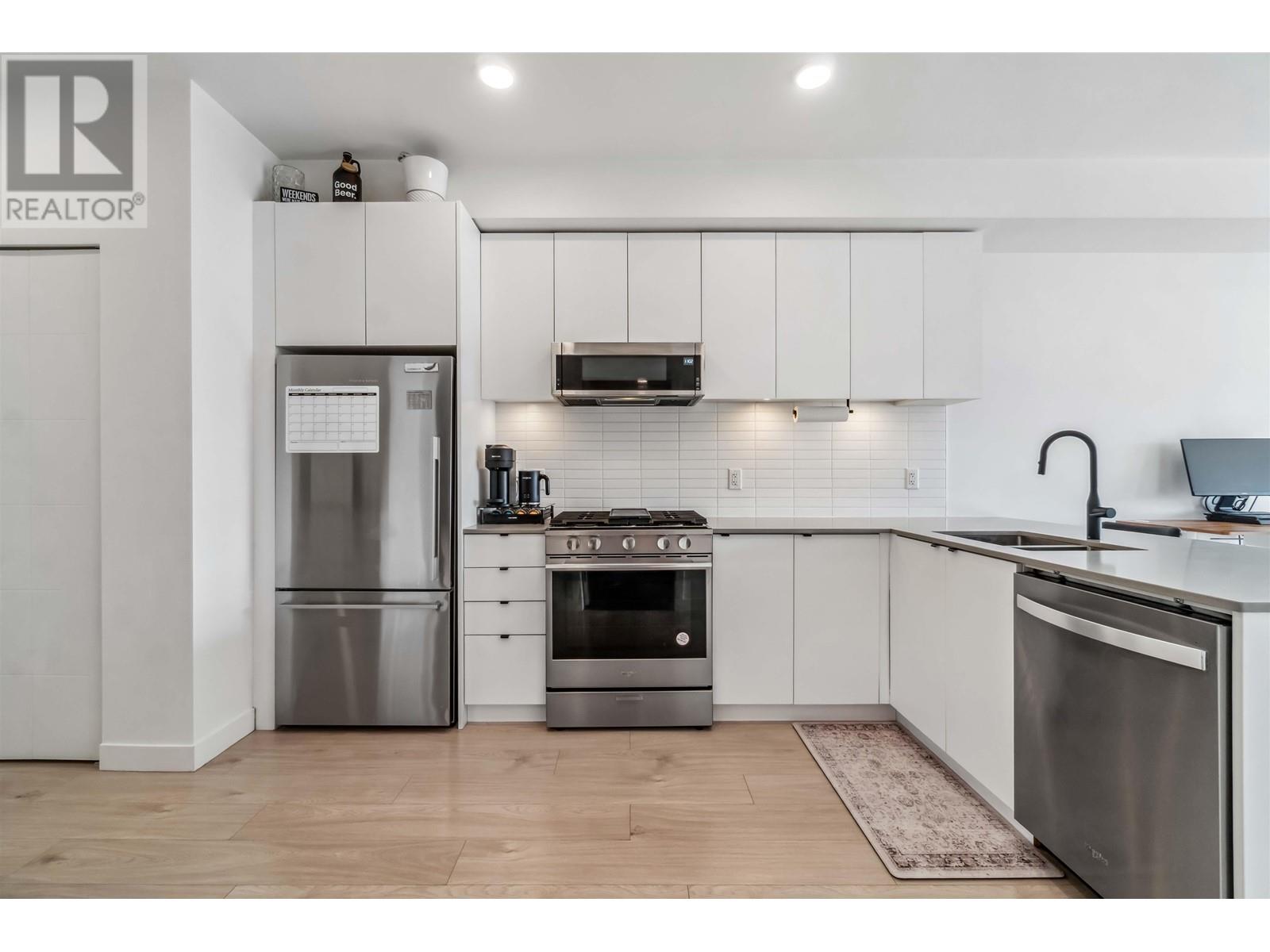 303 2345 Rindall Avenue, Port Coquitlam, British Columbia  V3C 1V3 - Photo 2 - R2971297