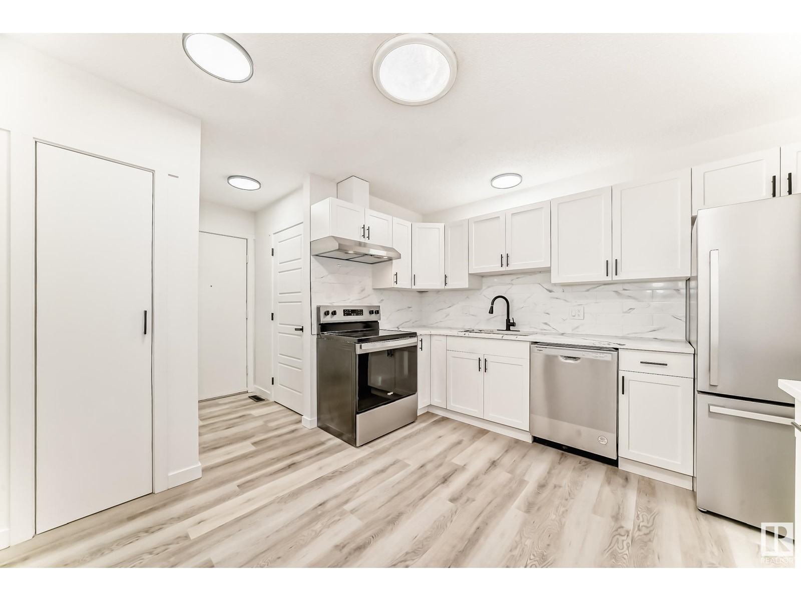 Property at 255 KNOTTWOOD RD N NW image 5