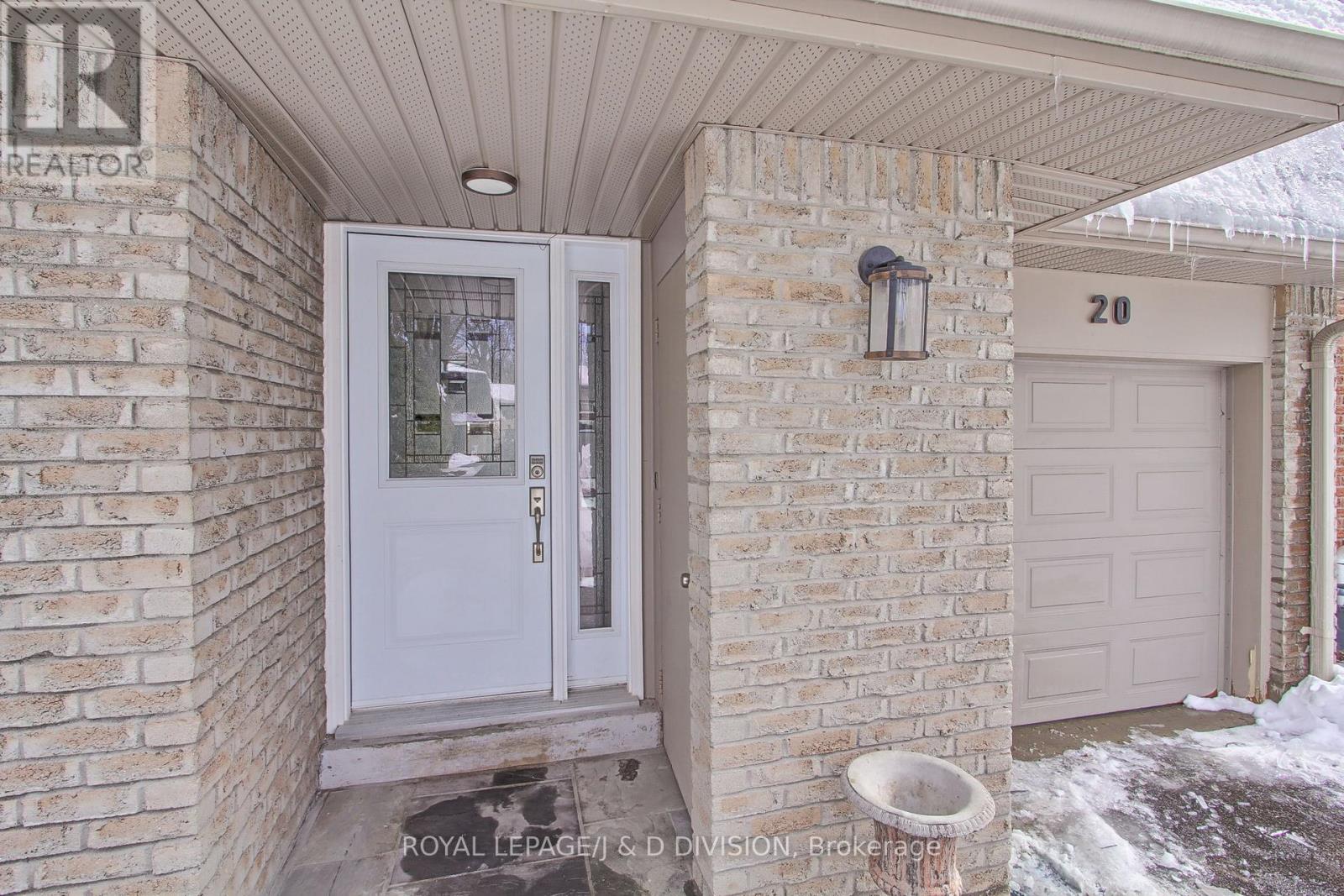 20 St Andrews Court, Aurora, Ontario  L4G 3B1 - Photo 2 - N11991067