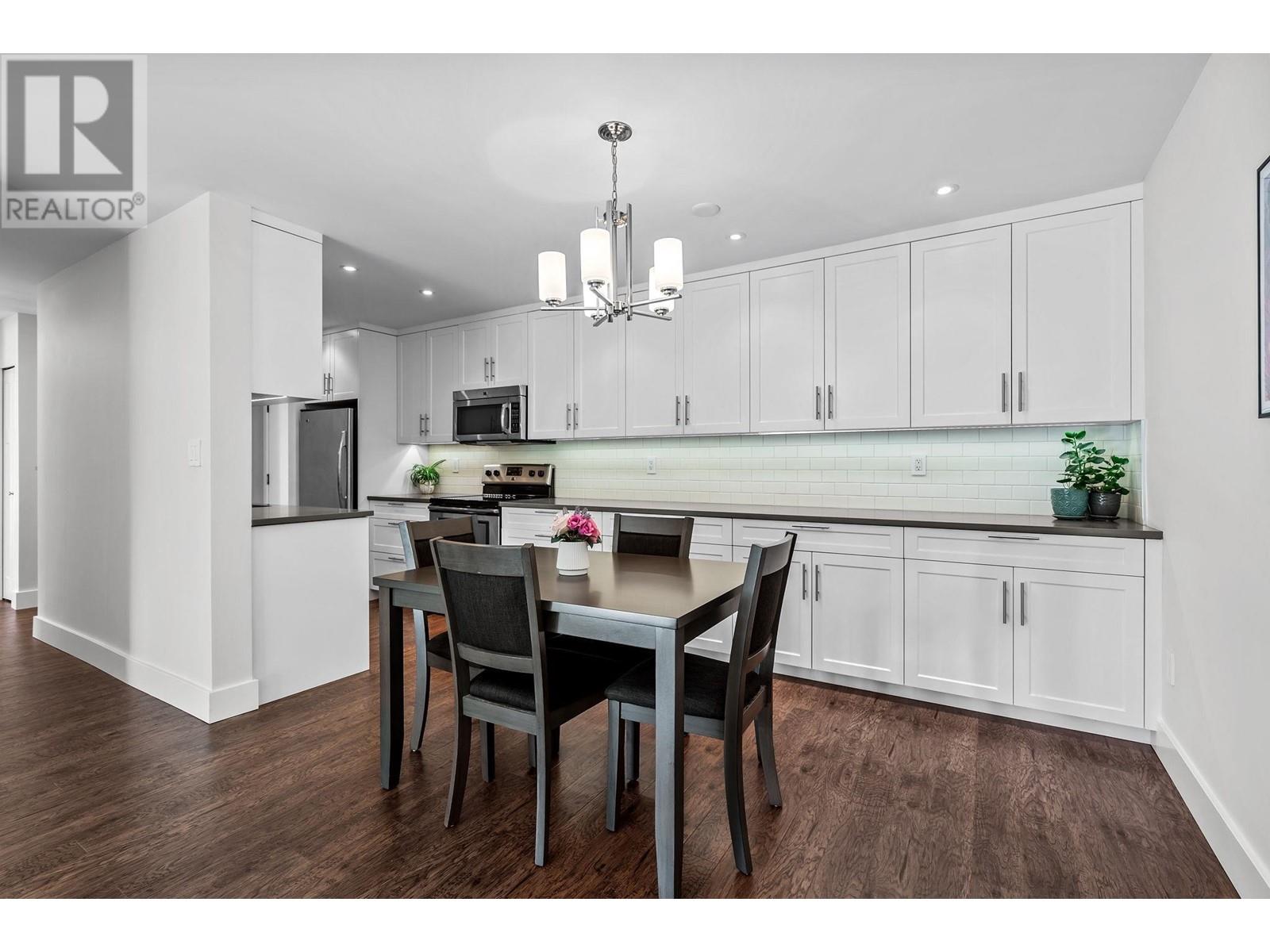 Listing Picture 2 of 27 : 205 4373 HALIFAX STREET, Burnaby / 本拿比 - 魯藝地產 Yvonne Lu Group - MLS Medallion Club Member