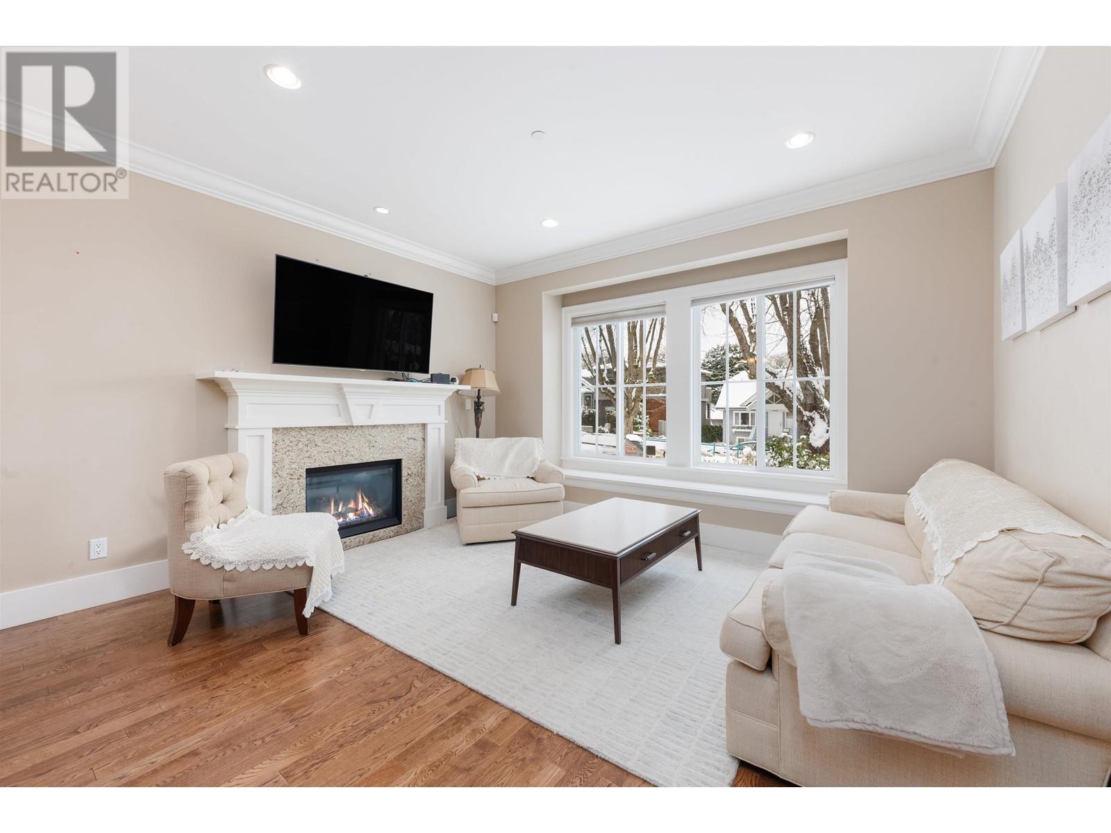 Listing Picture 2 of 40 : 4146 W 14TH AVENUE, Vancouver / 溫哥華 - 魯藝地產 Yvonne Lu Group - MLS Medallion Club Member