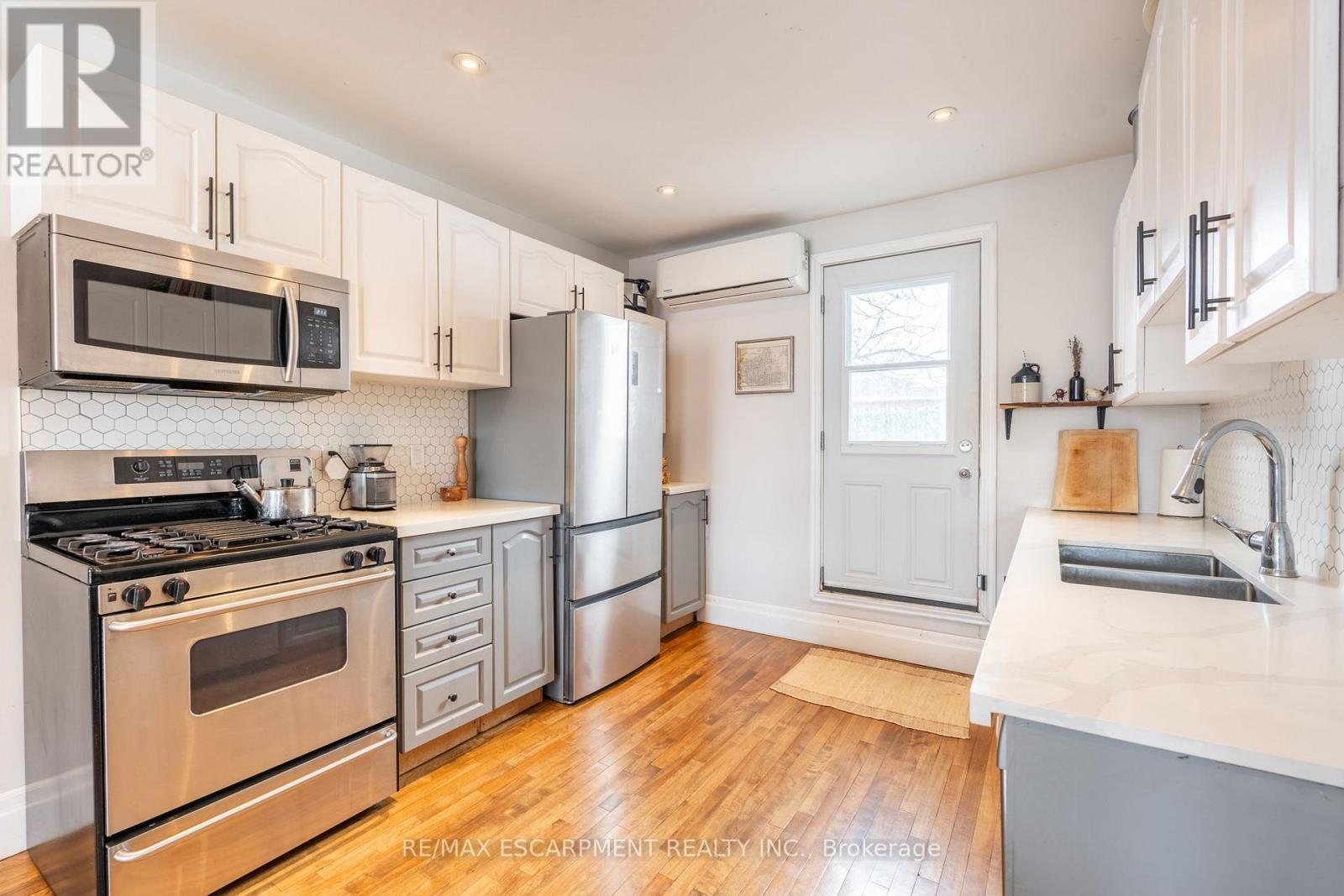 71 Clyde Street, Hamilton (Landsdale), Ontario  L8L 5R5 - Photo 6 - X11991423
