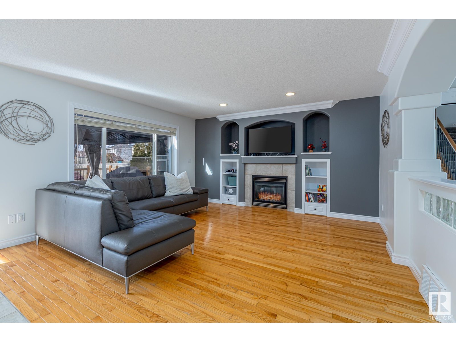 Property at 28 EASTCOTT DR image 2