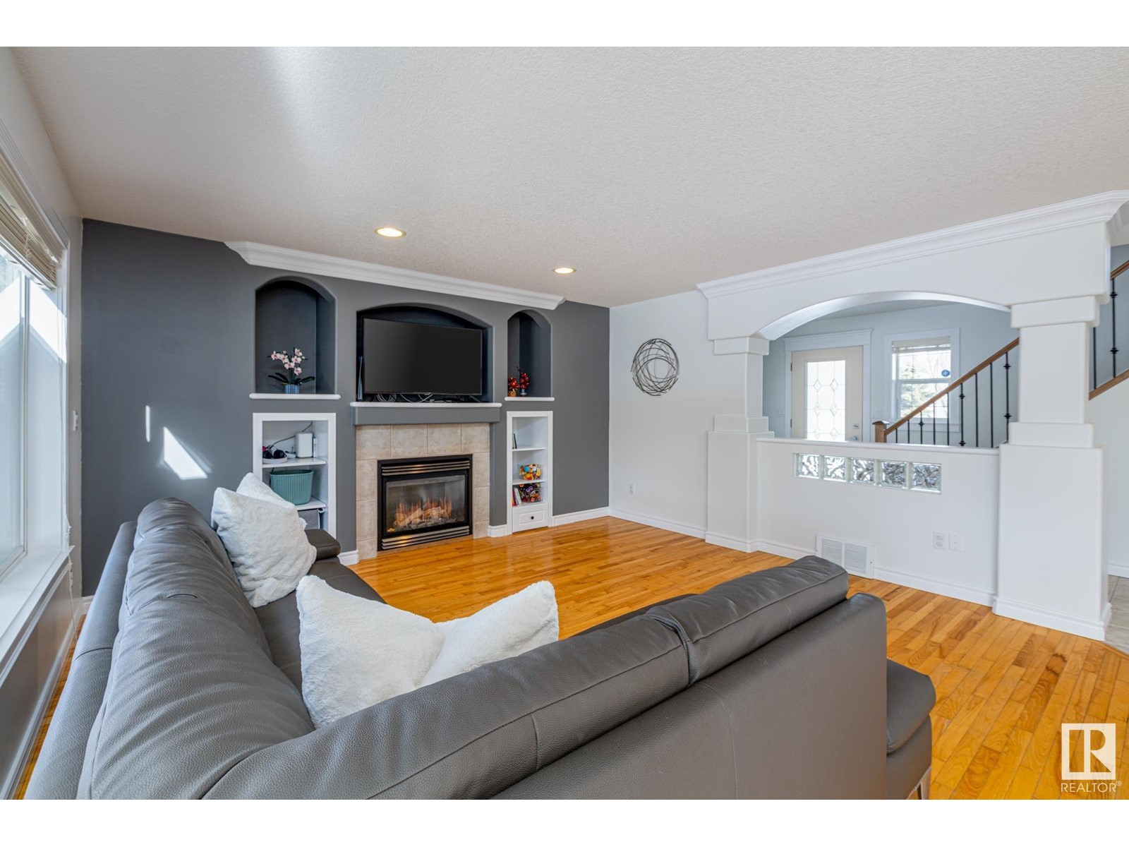 Property at 28 EASTCOTT DR image 3