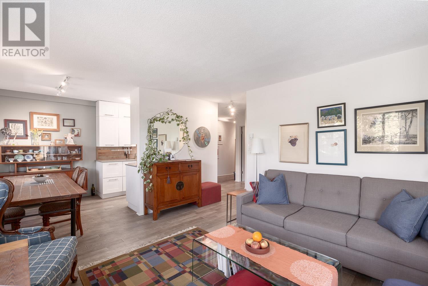 Listing Picture 8 of 19 : 215 36 E 14TH AVENUE, Vancouver / 溫哥華 - 魯藝地產 Yvonne Lu Group - MLS Medallion Club Member