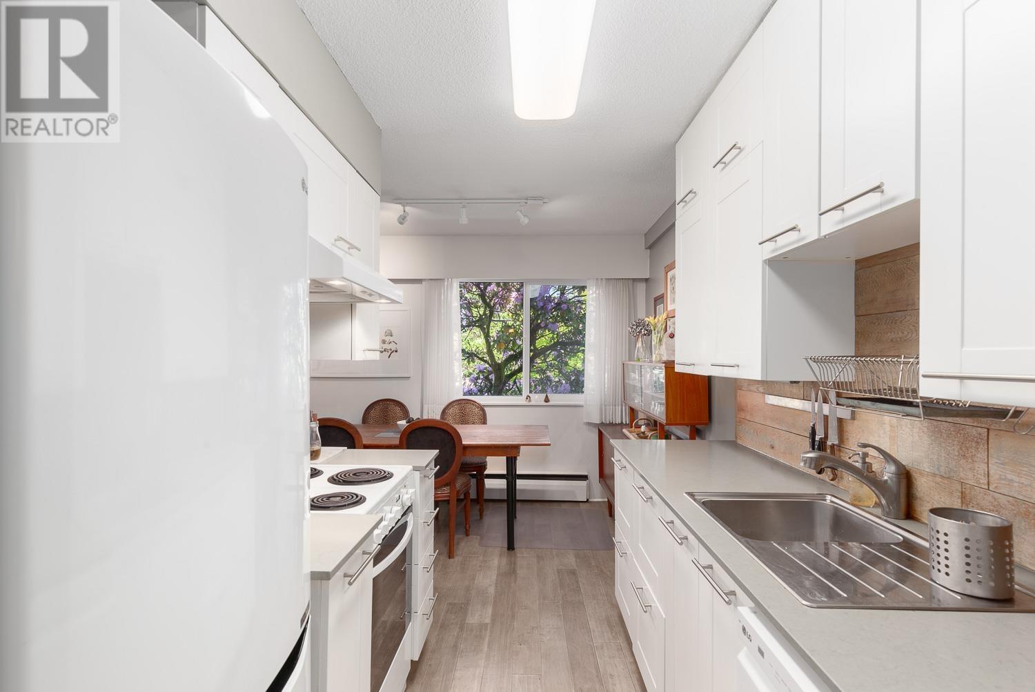 Listing Picture 2 of 19 : 215 36 E 14TH AVENUE, Vancouver / 溫哥華 - 魯藝地產 Yvonne Lu Group - MLS Medallion Club Member