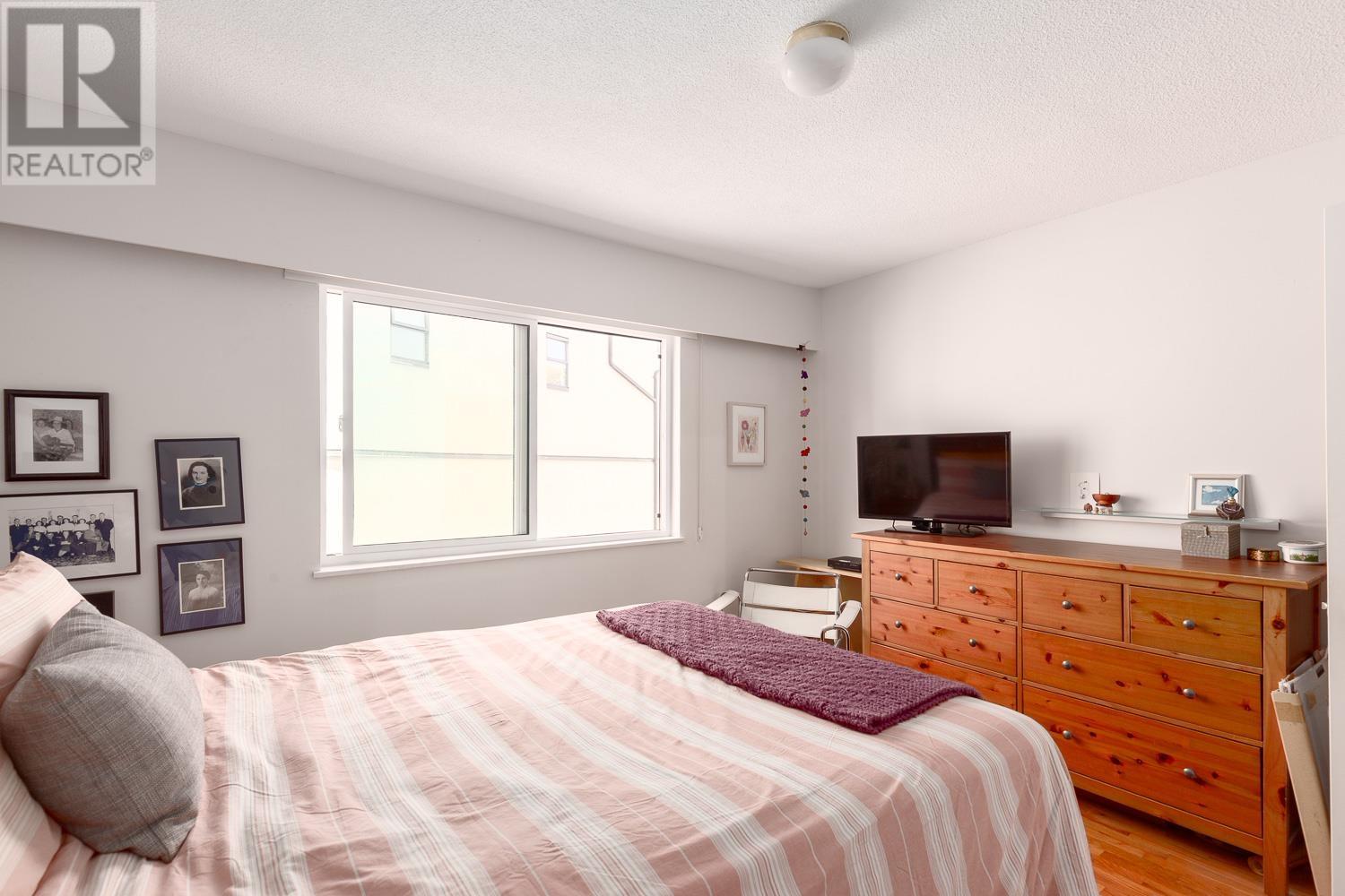 Listing Picture 11 of 19 : 215 36 E 14TH AVENUE, Vancouver / 溫哥華 - 魯藝地產 Yvonne Lu Group - MLS Medallion Club Member