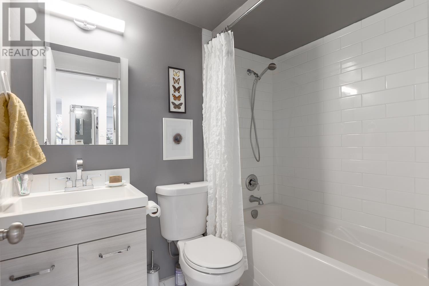 Listing Picture 13 of 19 : 215 36 E 14TH AVENUE, Vancouver / 溫哥華 - 魯藝地產 Yvonne Lu Group - MLS Medallion Club Member