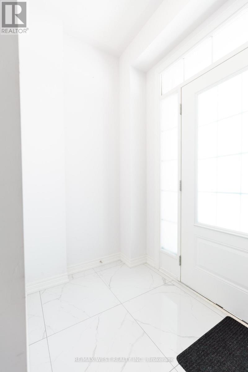 31 Frederick Taylor Way, East Gwillimbury, Ontario  L0G 1M0 - Photo 3 - N11991738