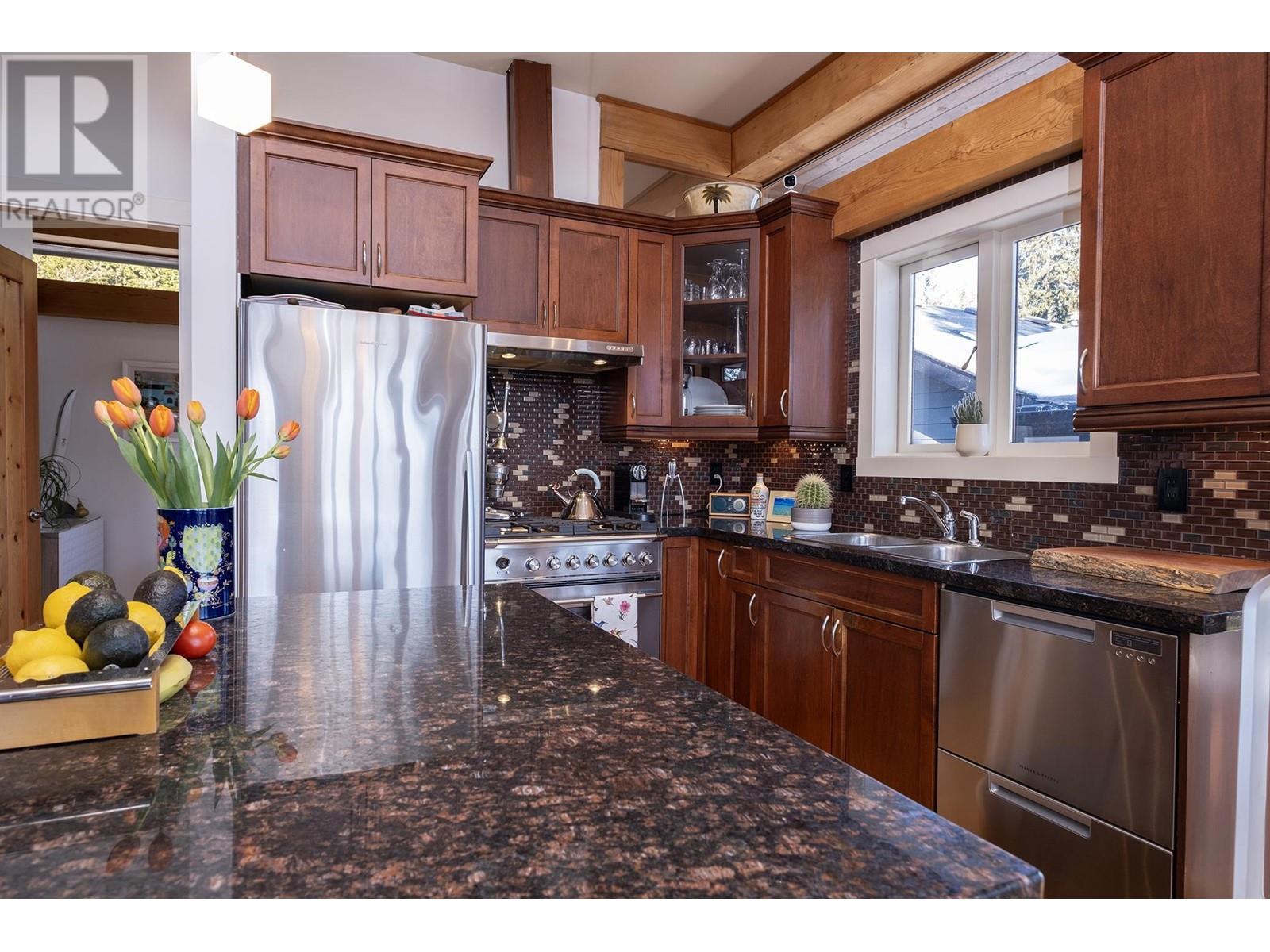 557 Central Avenue, Gibsons, British Columbia  V0N 1V1 - Photo 8 - R2968886