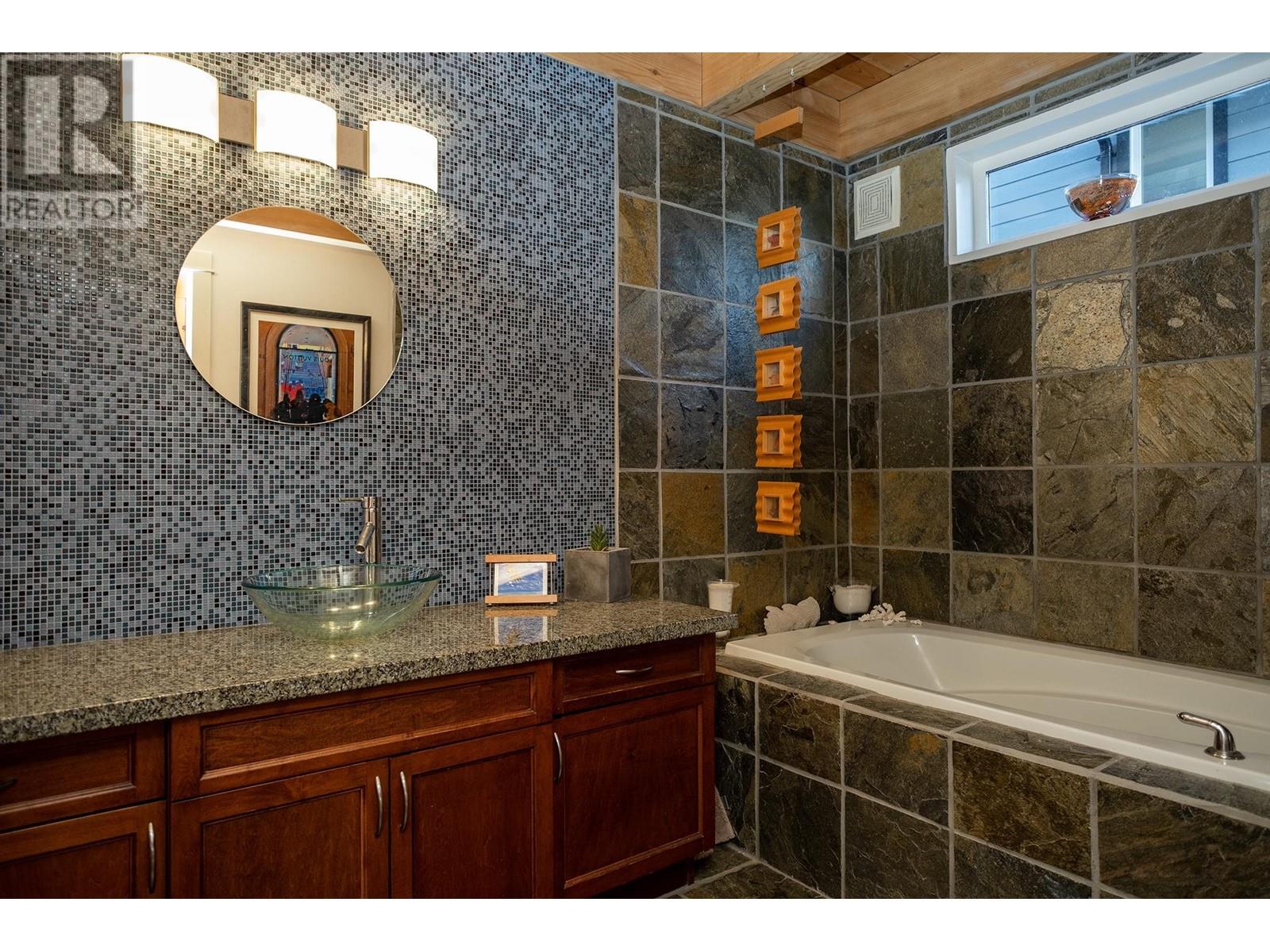 557 Central Avenue, Gibsons, British Columbia  V0N 1V1 - Photo 27 - R2968886