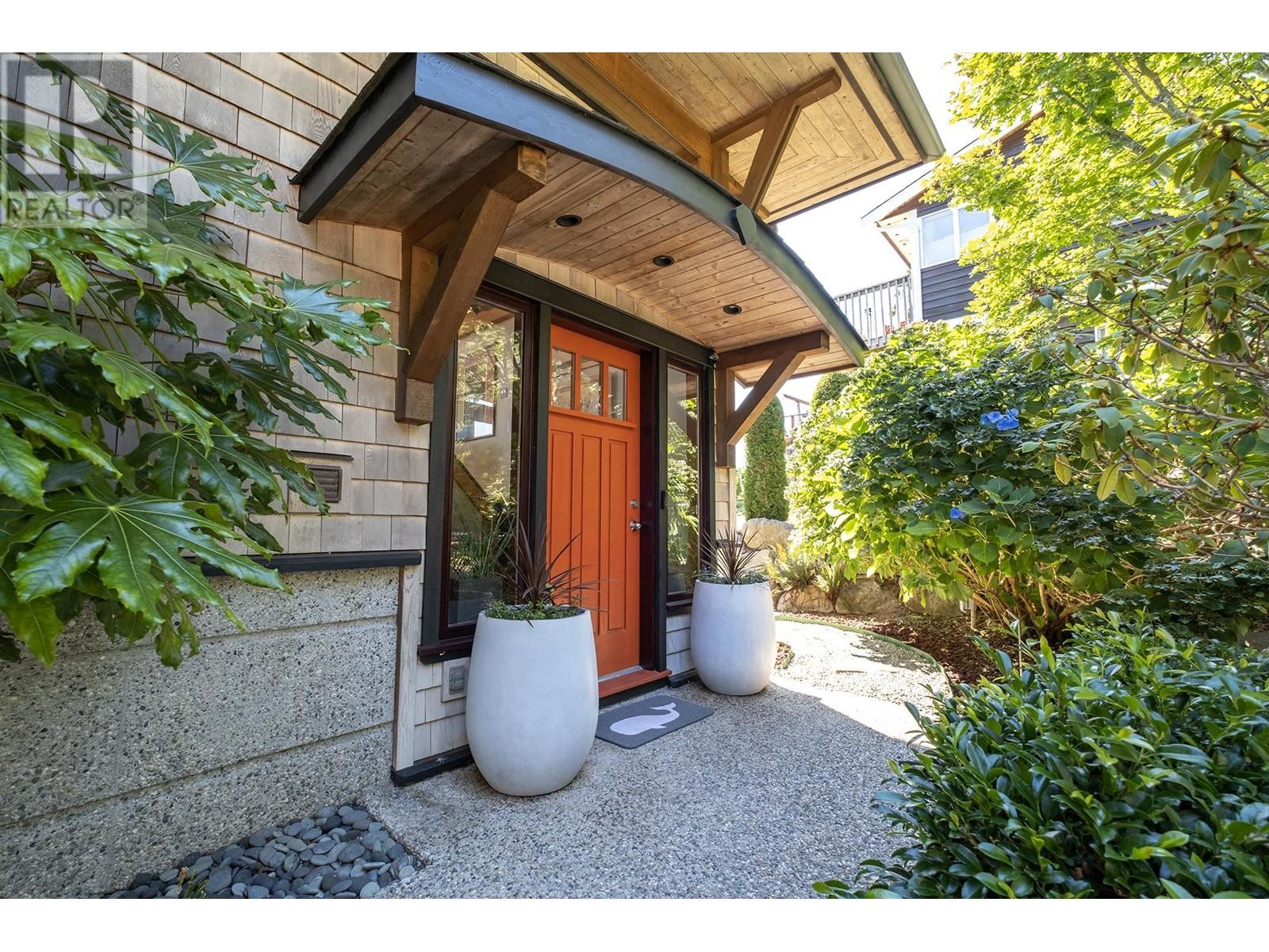 557 Central Avenue, Gibsons, British Columbia  V0N 1V1 - Photo 2 - R2968886