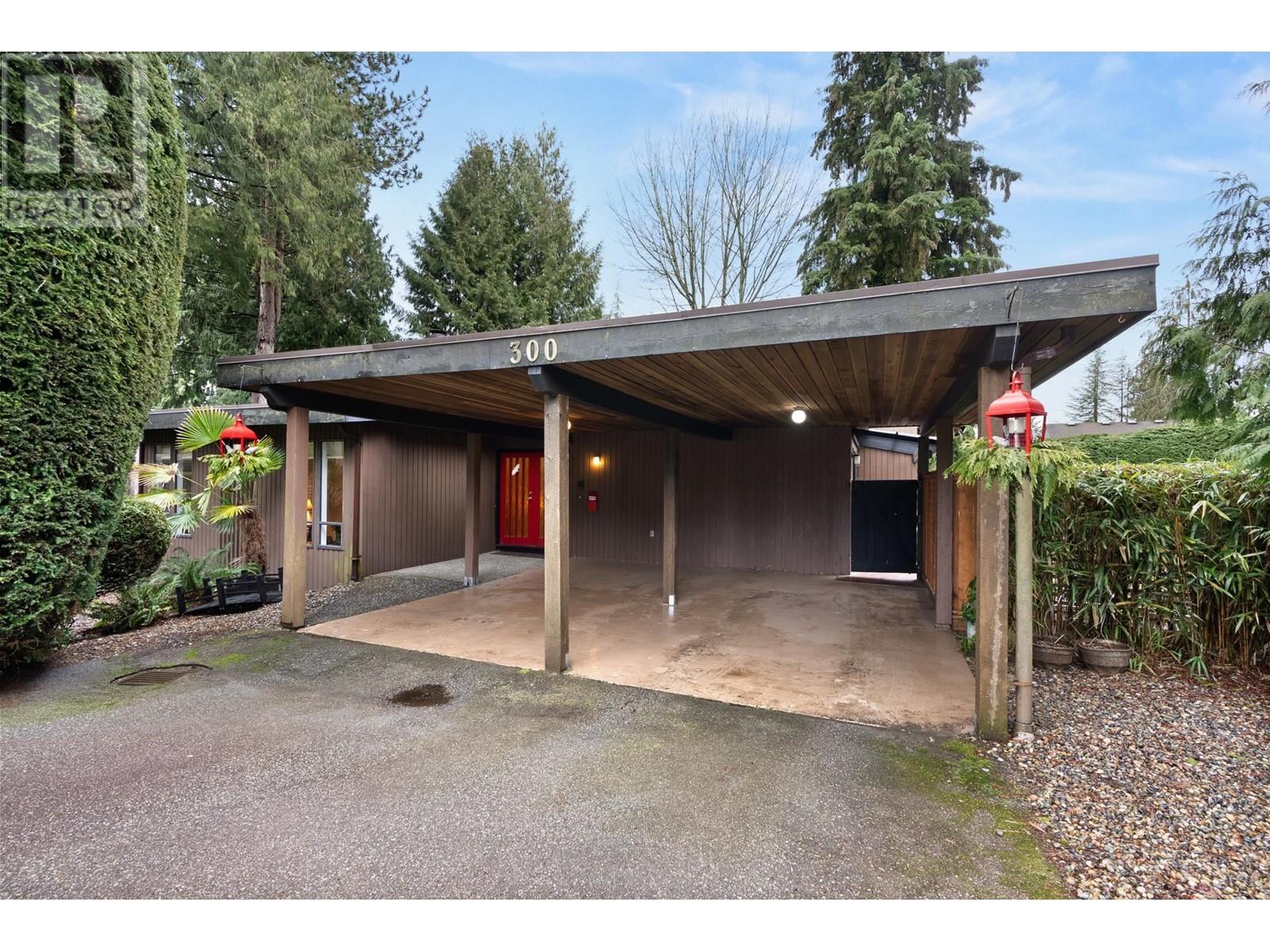 300 Loach Place, North Vancouver, British Columbia  V7G 2A3 - Photo 2 - R2970209