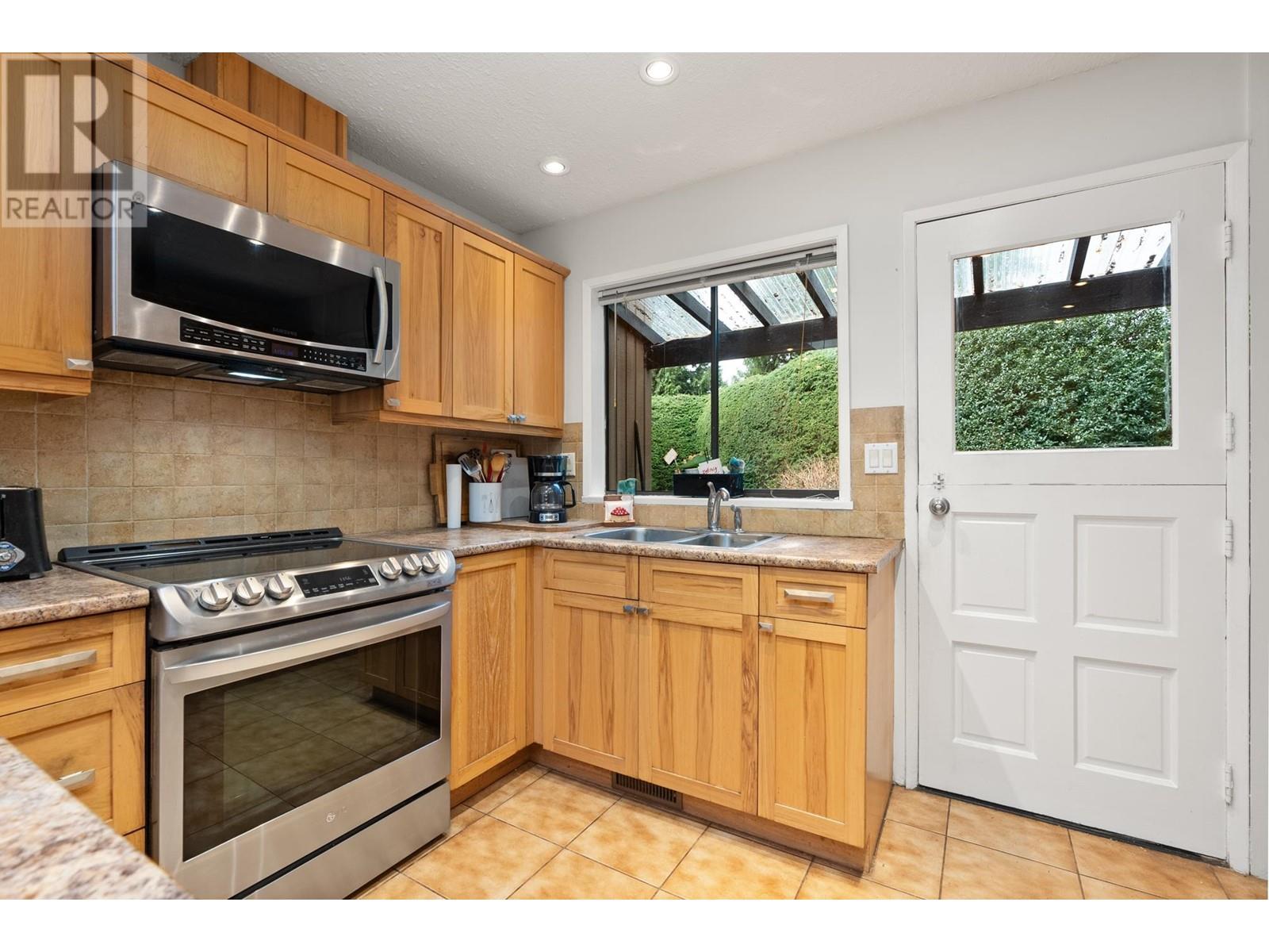 300 Loach Place, North Vancouver, British Columbia  V7G 2A3 - Photo 12 - R2970209