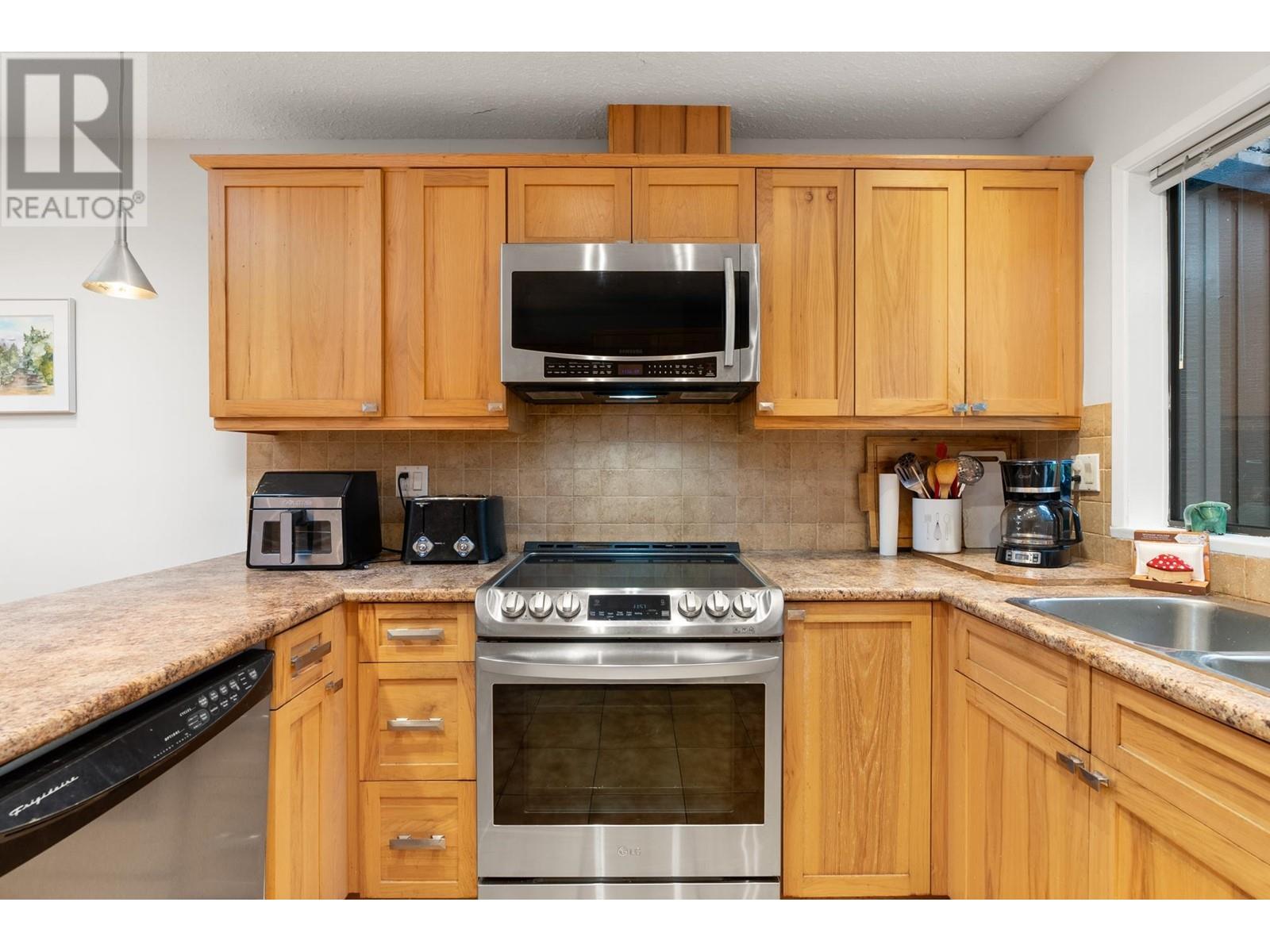 300 Loach Place, North Vancouver, British Columbia  V7G 2A3 - Photo 13 - R2970209