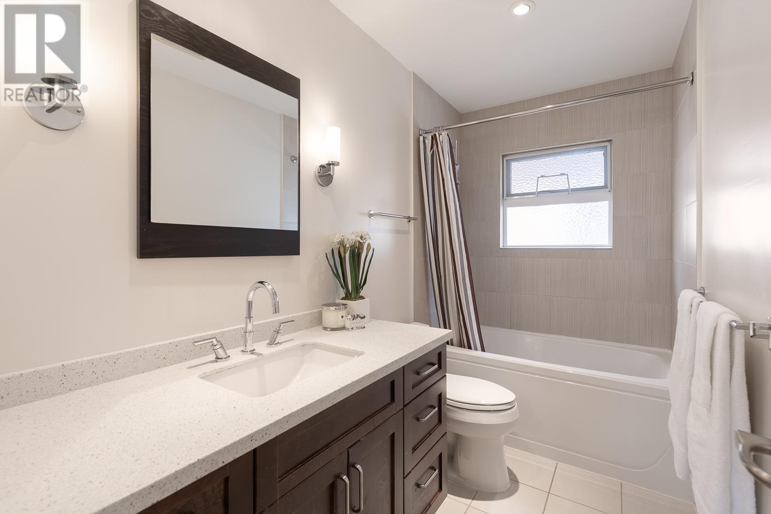 Listing Picture 15 of 33 : 2824 E 44TH AVENUE, Vancouver / 溫哥華 - 魯藝地產 Yvonne Lu Group - MLS Medallion Club Member