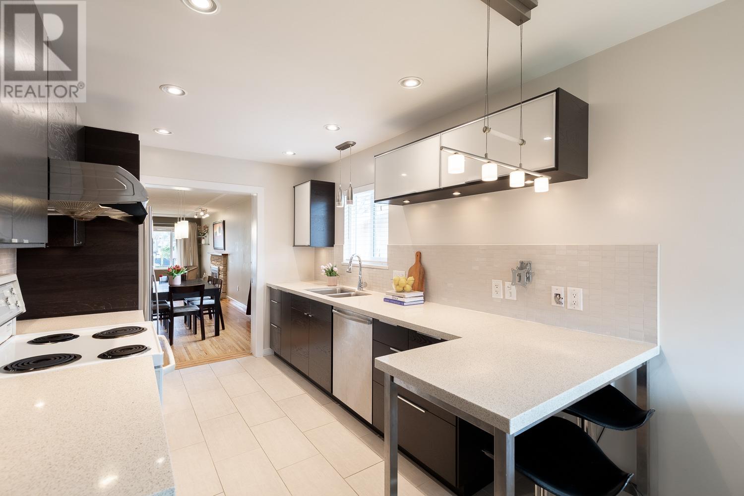 Listing Picture 11 of 33 : 2824 E 44TH AVENUE, Vancouver / 溫哥華 - 魯藝地產 Yvonne Lu Group - MLS Medallion Club Member