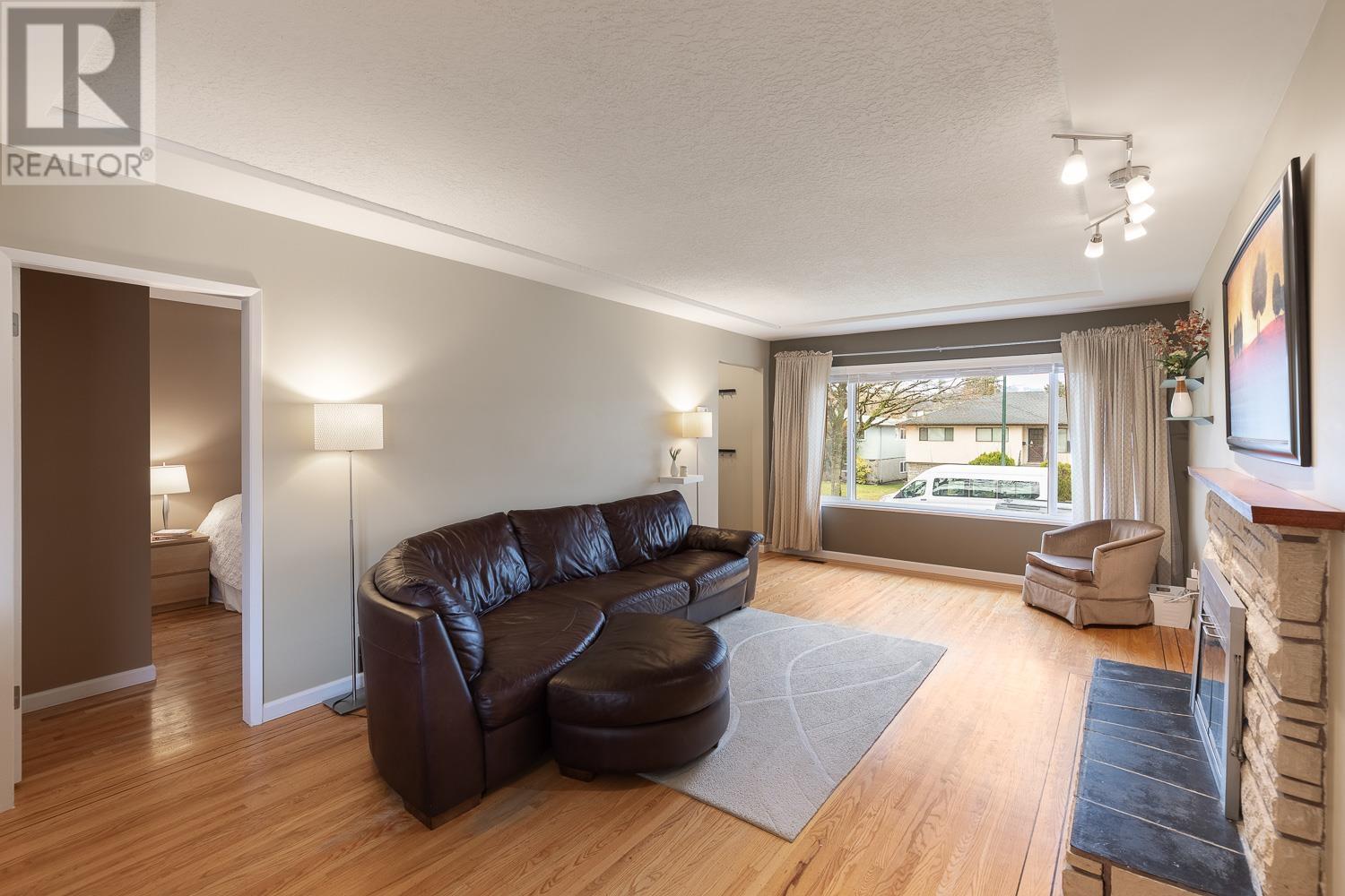 Listing Picture 7 of 33 : 2824 E 44TH AVENUE, Vancouver / 溫哥華 - 魯藝地產 Yvonne Lu Group - MLS Medallion Club Member