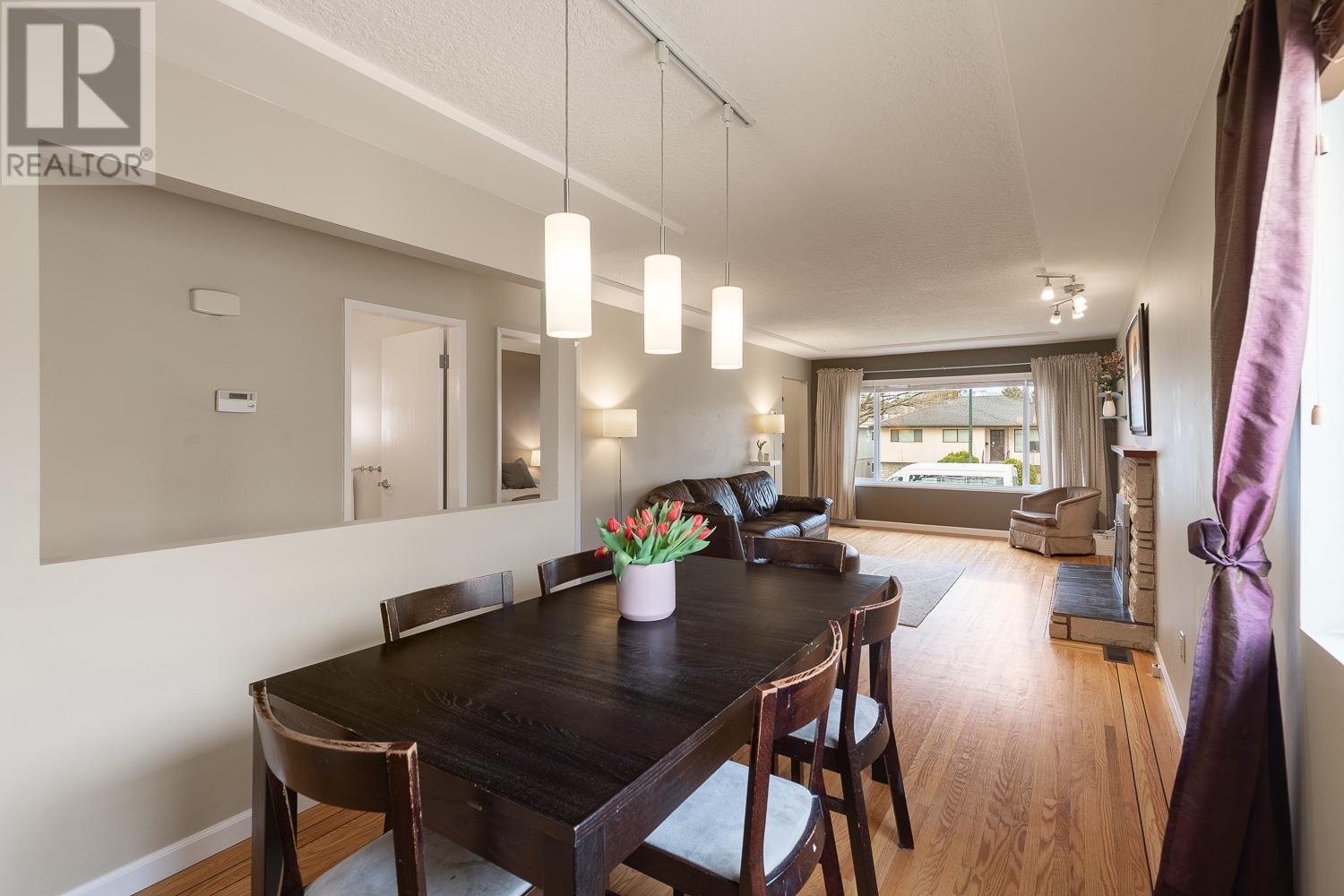 Listing Picture 3 of 33 : 2824 E 44TH AVENUE, Vancouver / 溫哥華 - 魯藝地產 Yvonne Lu Group - MLS Medallion Club Member