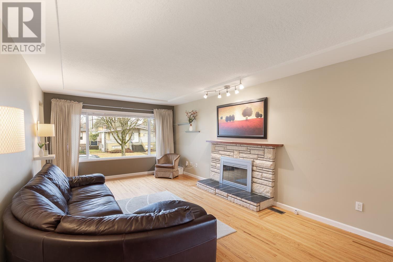 Listing Picture 6 of 33 : 2824 E 44TH AVENUE, Vancouver / 溫哥華 - 魯藝地產 Yvonne Lu Group - MLS Medallion Club Member