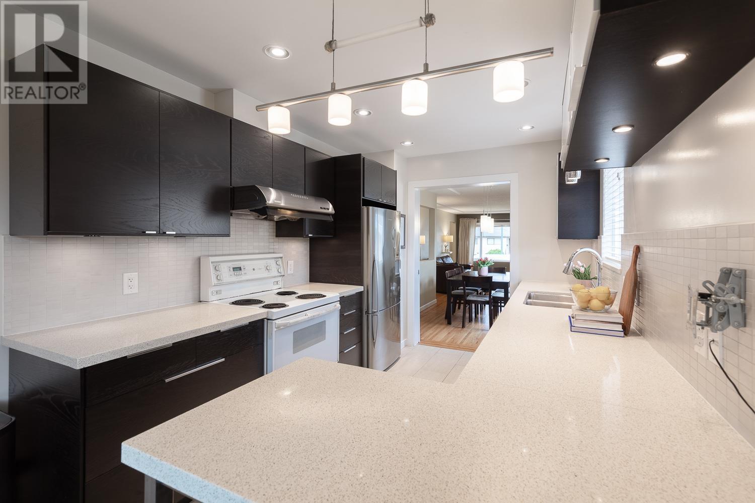 Listing Picture 12 of 33 : 2824 E 44TH AVENUE, Vancouver / 溫哥華 - 魯藝地產 Yvonne Lu Group - MLS Medallion Club Member